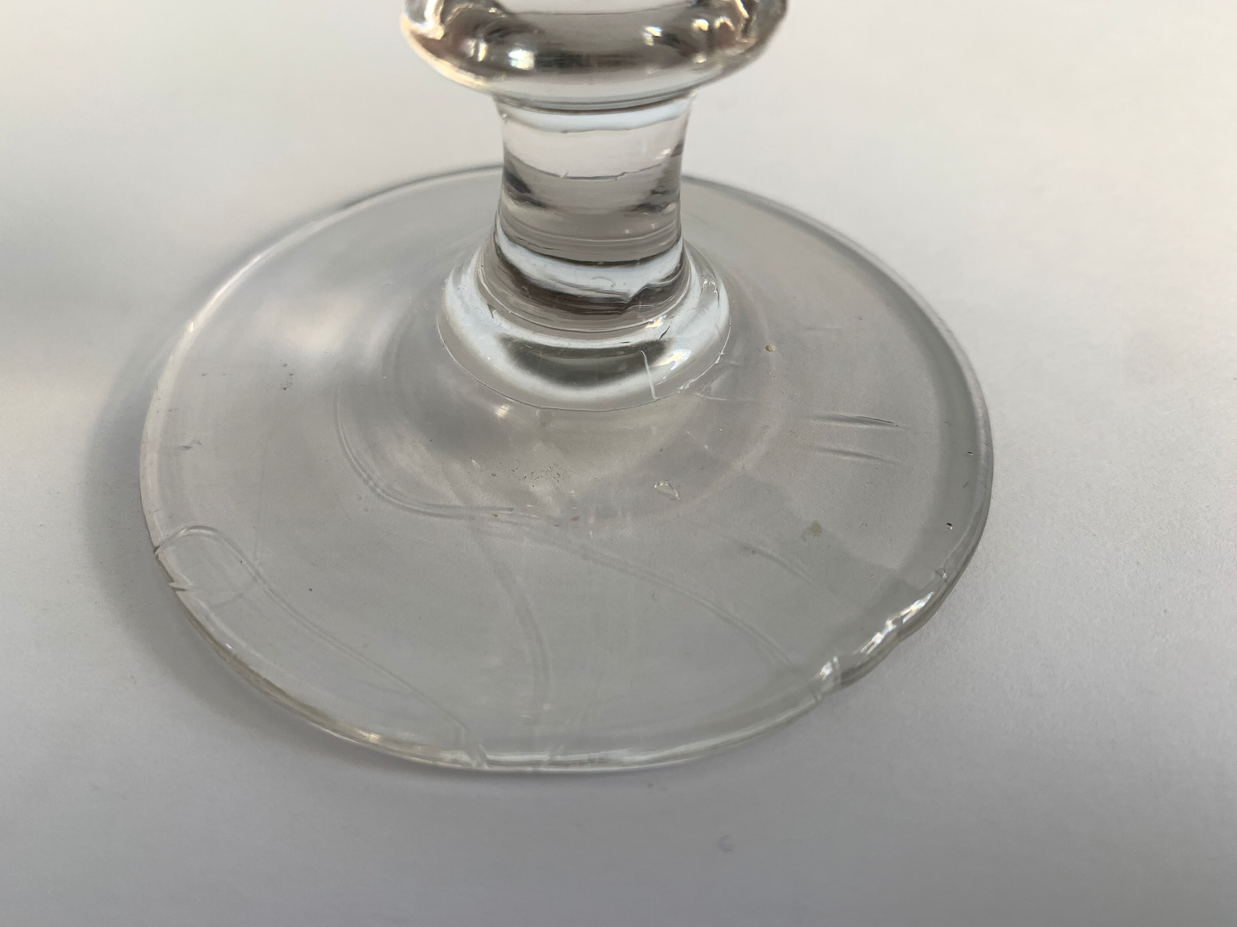 6 flûtes à champagne en verre soufflé, modèle ancien Caton de Saint Louis