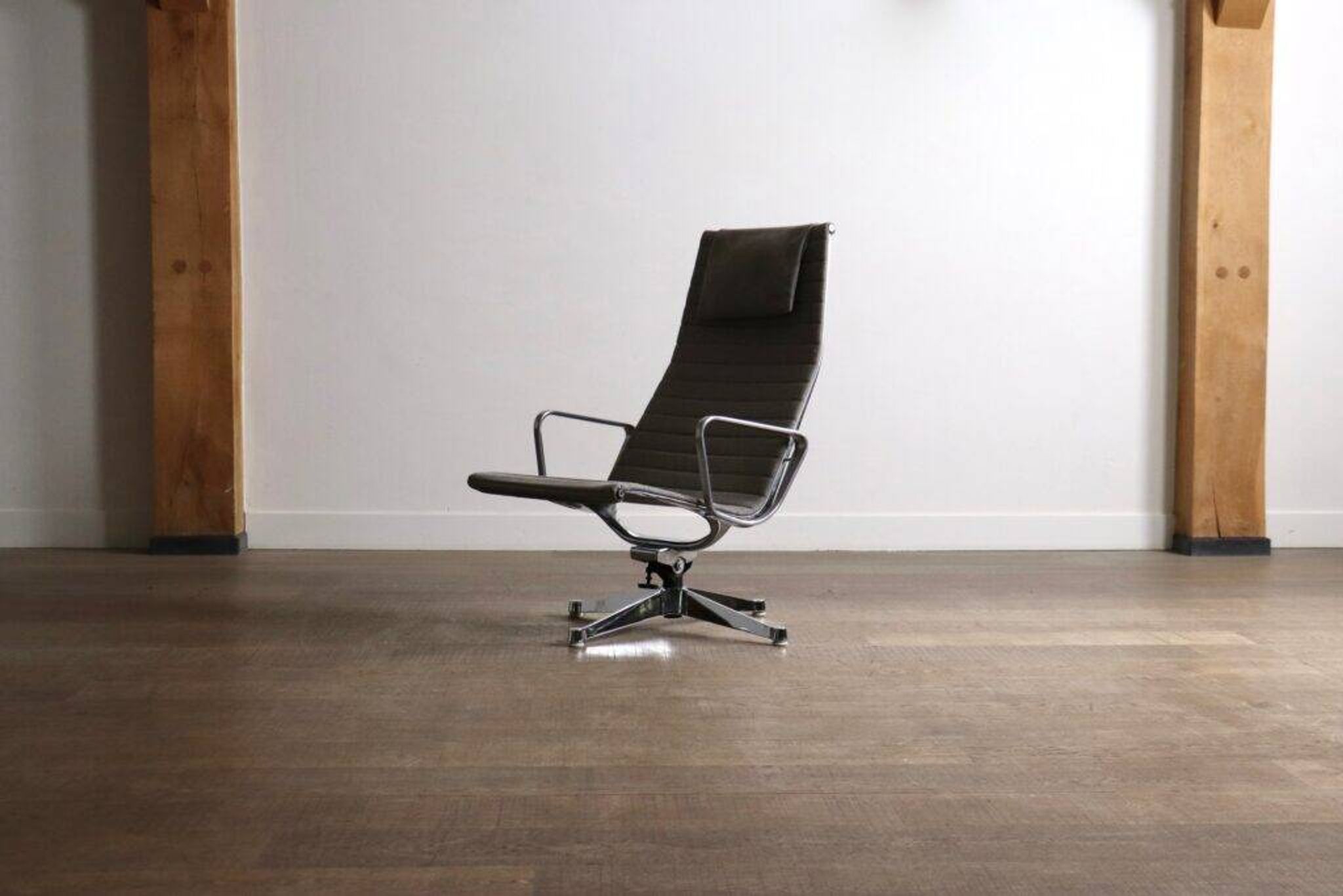 Early edition Eames EA124 Aluminium Group lounge chair by Herman Miller, 1970s