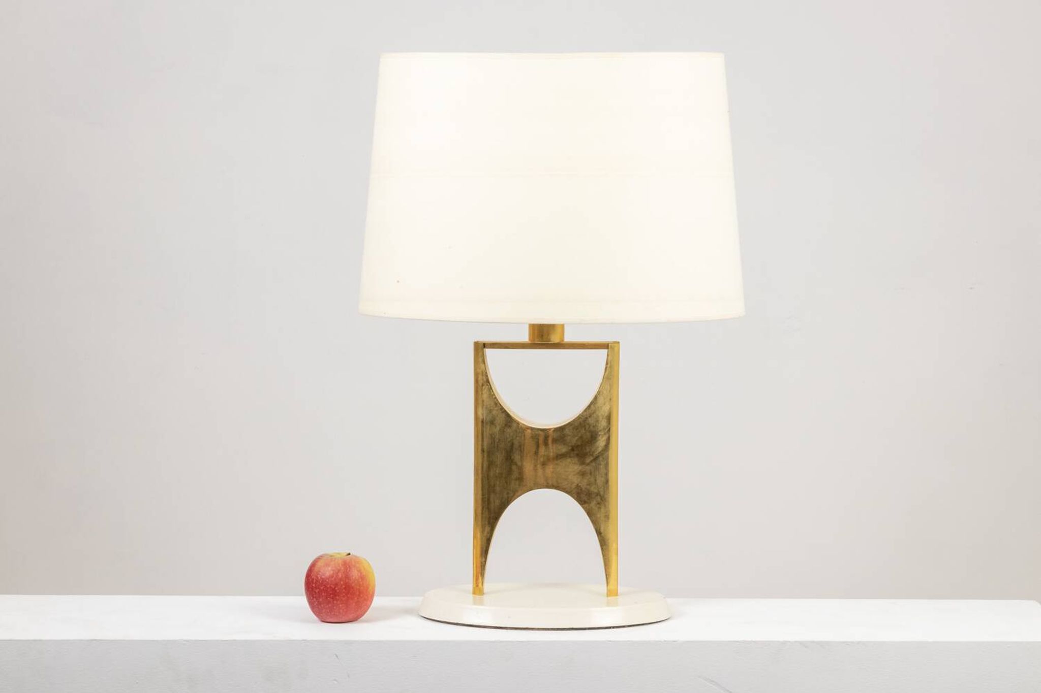 Lampe en bronze doré de forme H. 20e siècle.