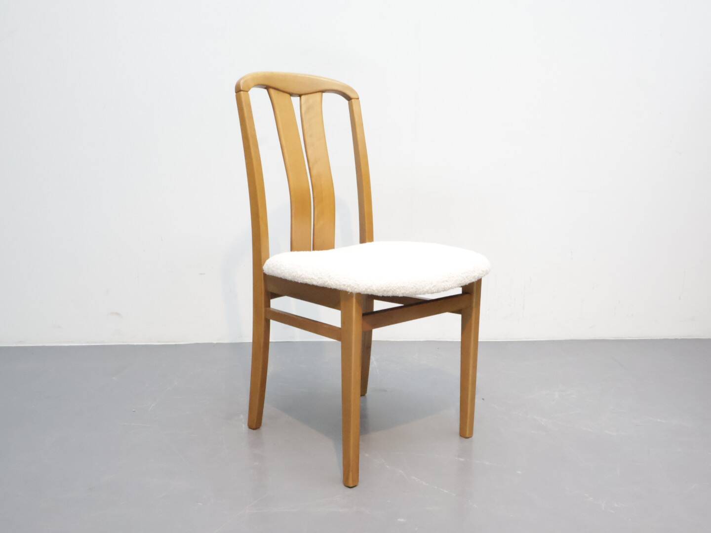 Vintage eetkamerstoelen met nieuwe stoffering in Boucle