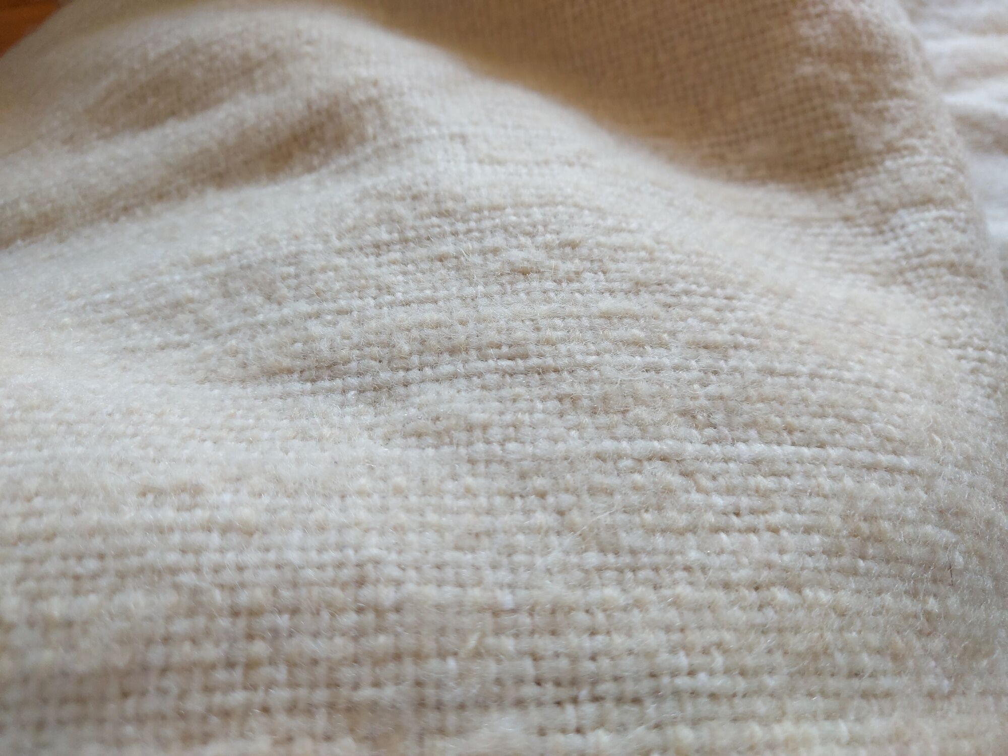 LARGE WHITE CARPET WITH LONG HAIR - PURE WOOL - 156 X 220 CM - VINTAGE