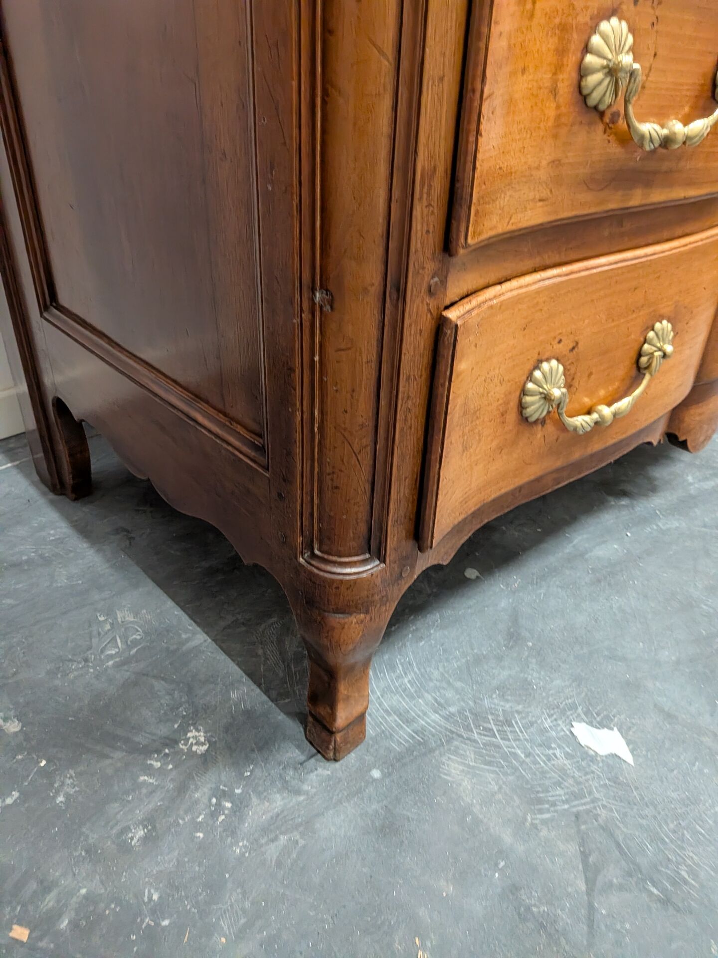 Louis XV crossbow commode in walnut, three drawers, 18th century.