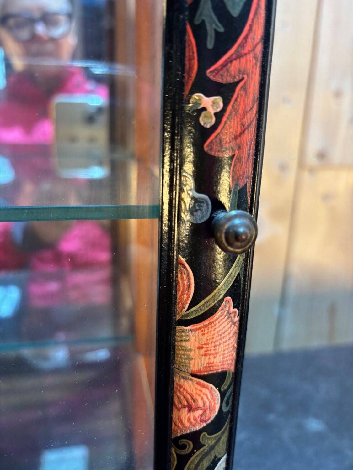 Small display cabinet for collections