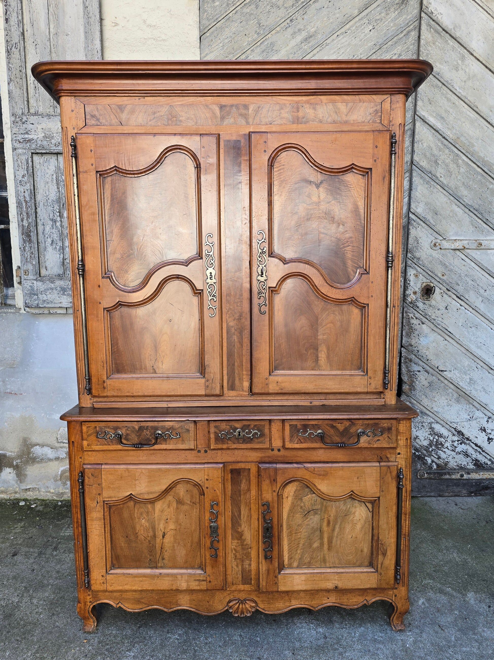 Louis XV two-body buffet in solid walnut – 18th century