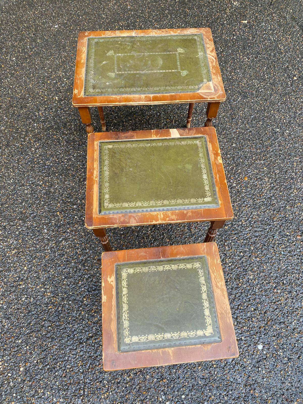 3 English nesting coffee tables in solid wood and leather