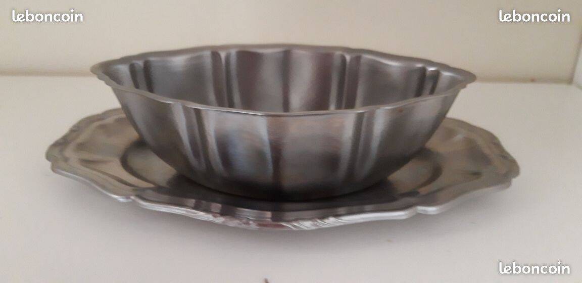 Sauce boat on Guy Degrenne tray