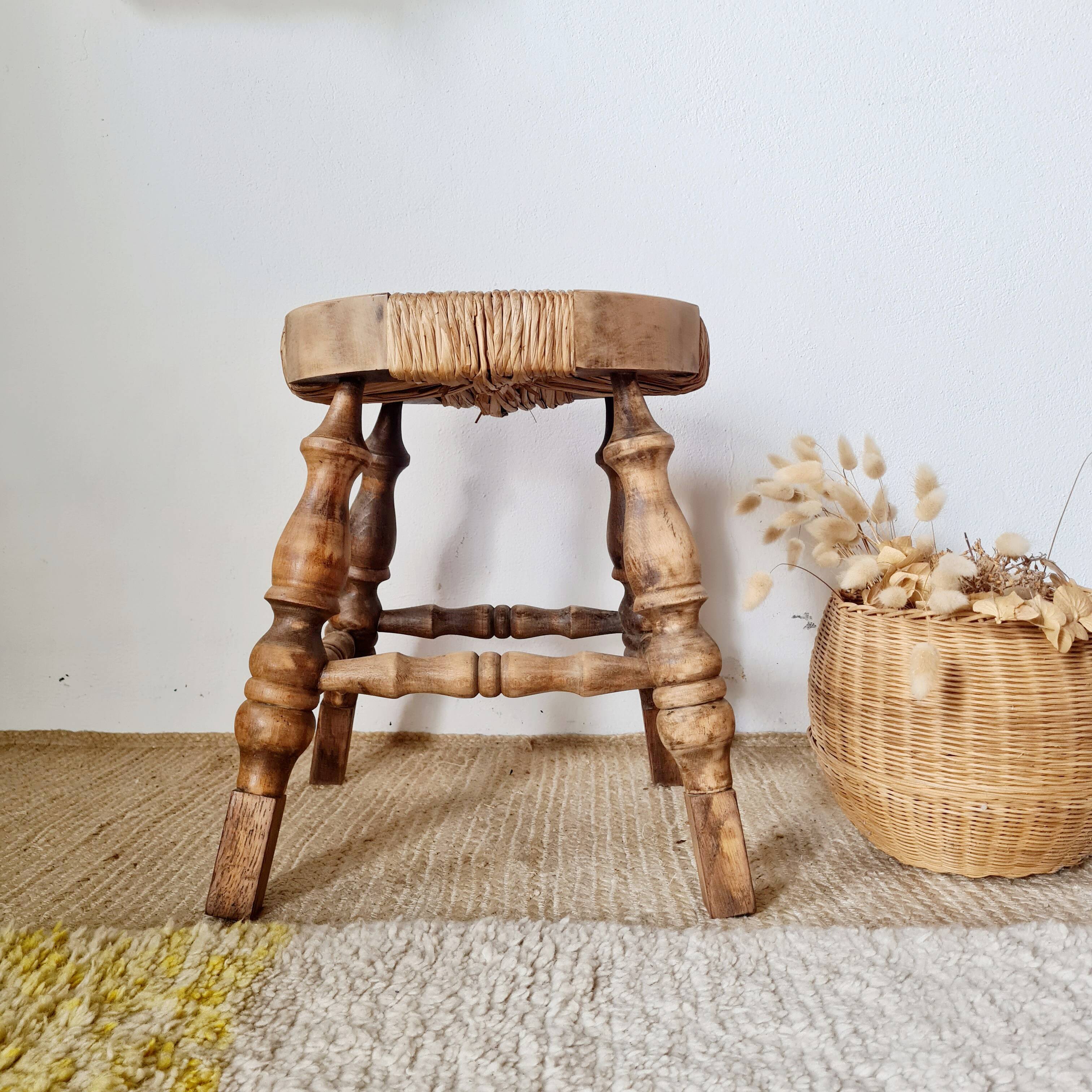 Petit tabouret tripode de style "Bobbin" en bois tourné et paille