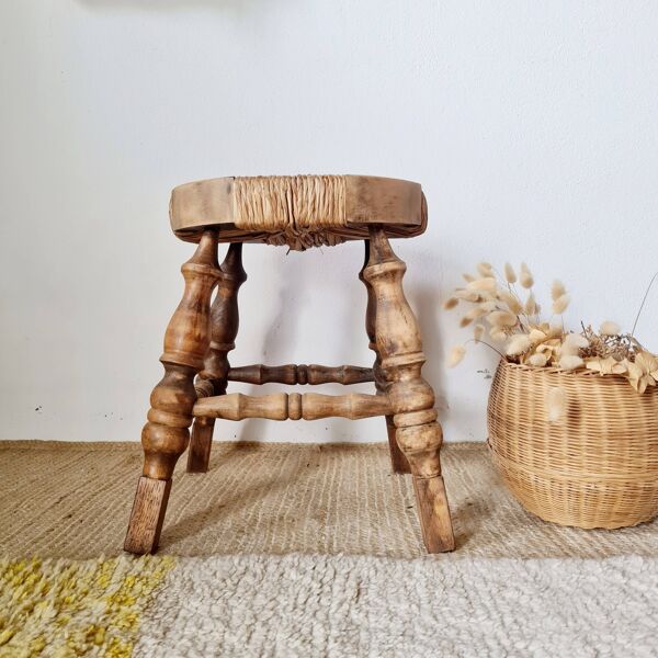 Petit tabouret tripode de style ''Bobbin'' en bois tourné et paille