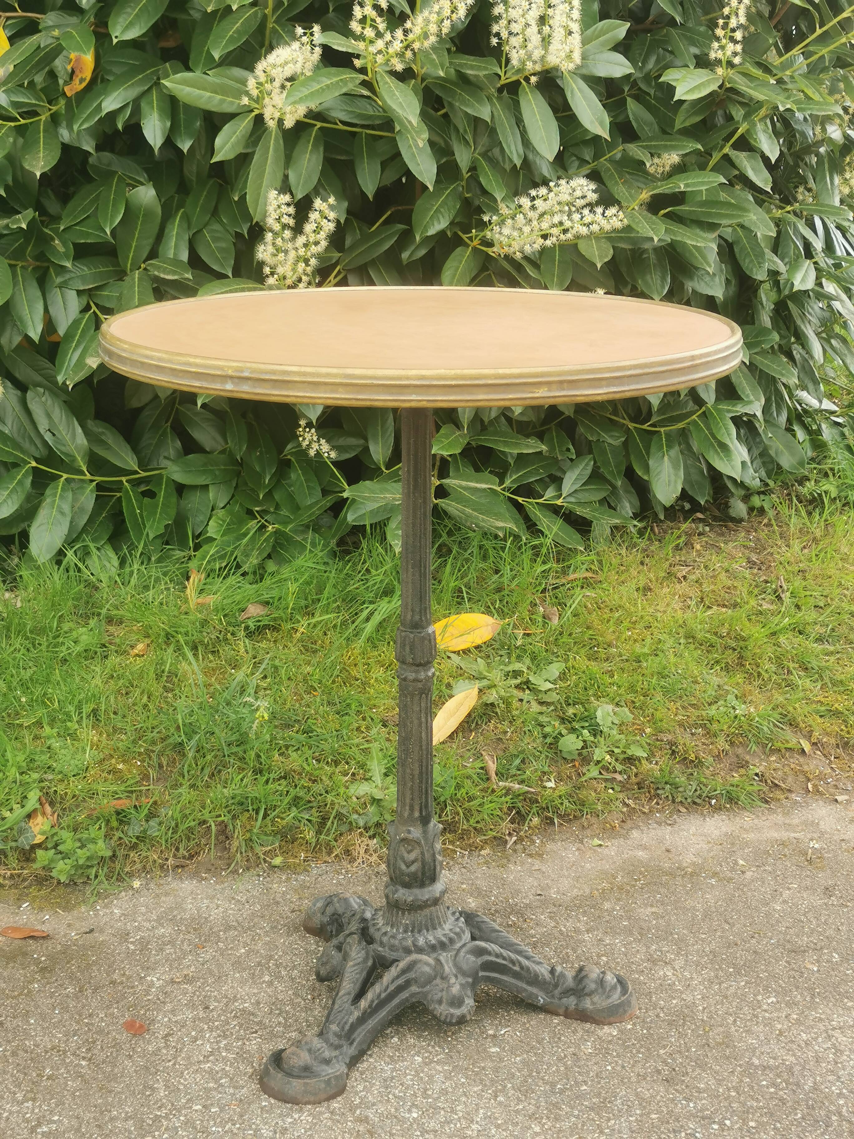 Table vintage de bistrot parisien