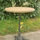 Table vintage de bistrot parisien
