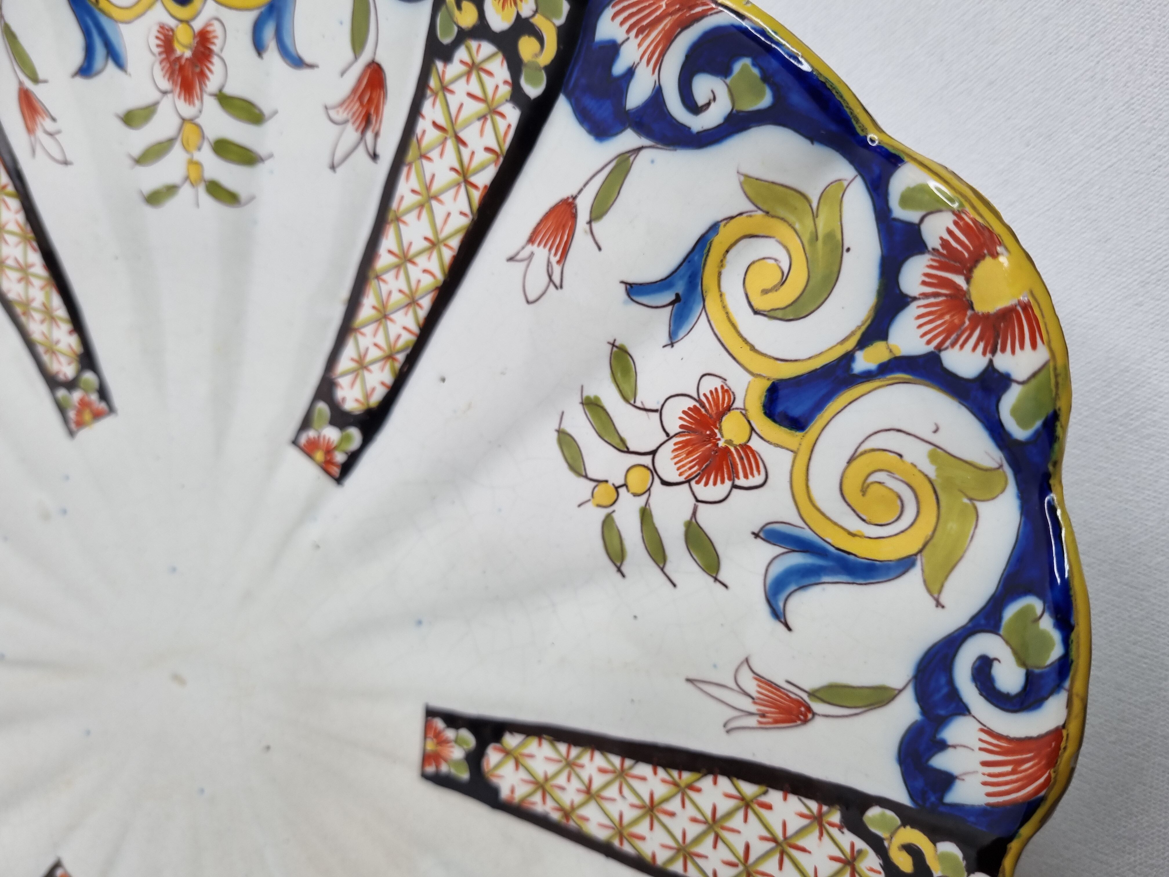 Old dish in polychrome earthenware from Desvres decorated from Rouen, signed, 34 cm