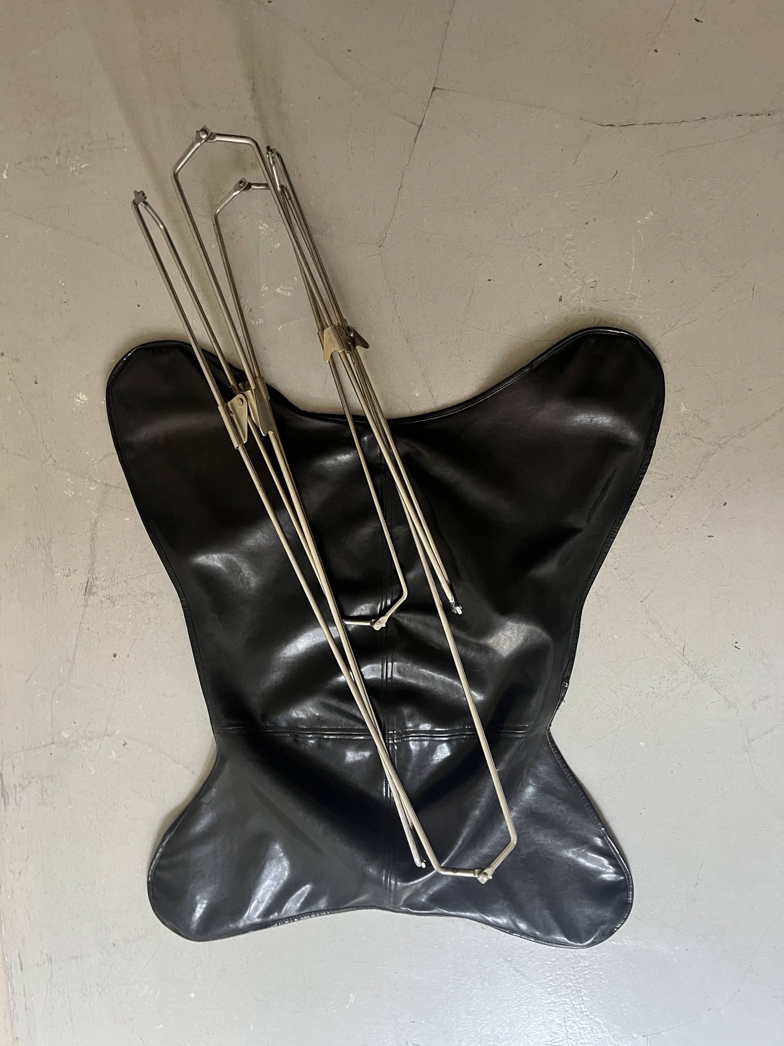 fauteuil design papillon en chrome et cuir noir