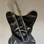 fauteuil design papillon en chrome et cuir noir