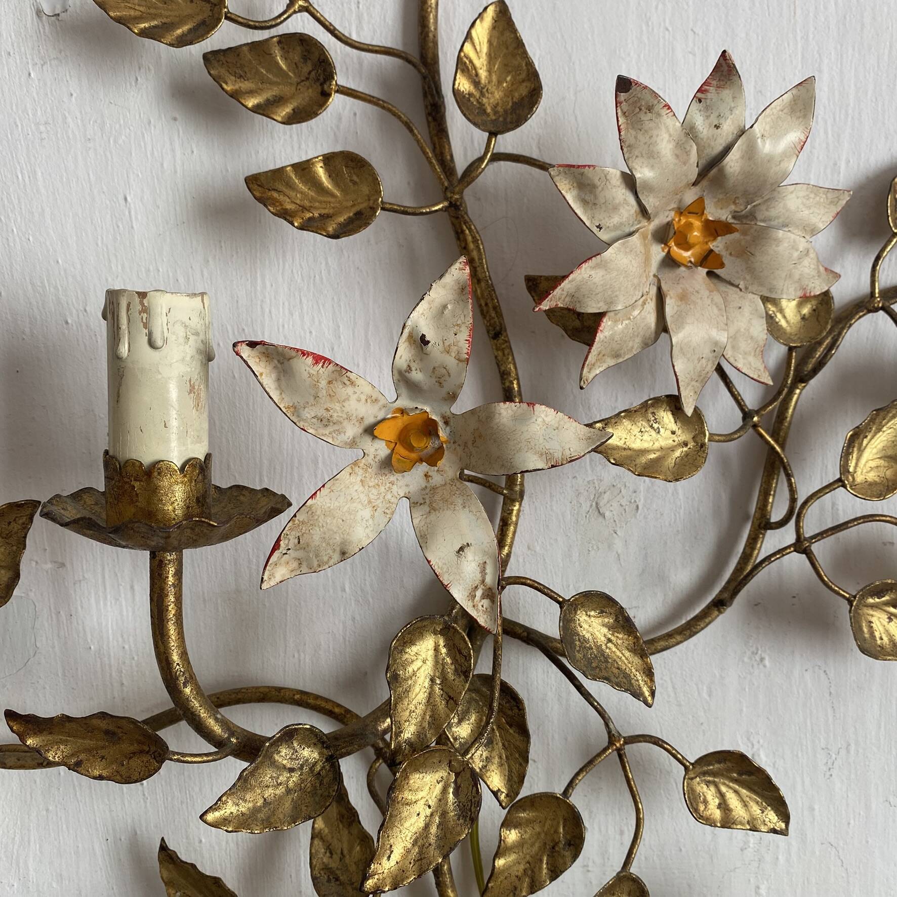 Grande applique fleurs et feuillage en métal doré années 50-60