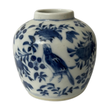 Pot blanc bleu à décor d'oiseaux papillon XIXe signature  4 caractères