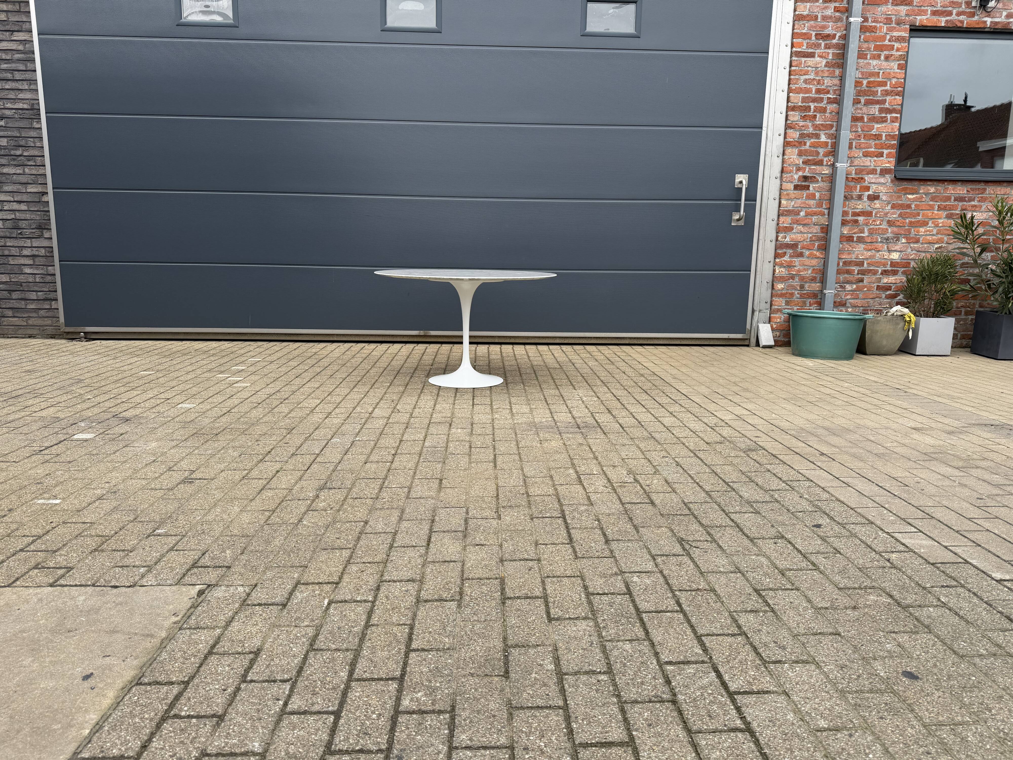 Original Knoll Tulip dining table in Carrara marble (120cm)