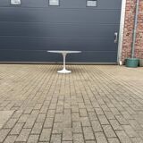 Original Knoll Tulip dining table in Carrara marble (120cm)