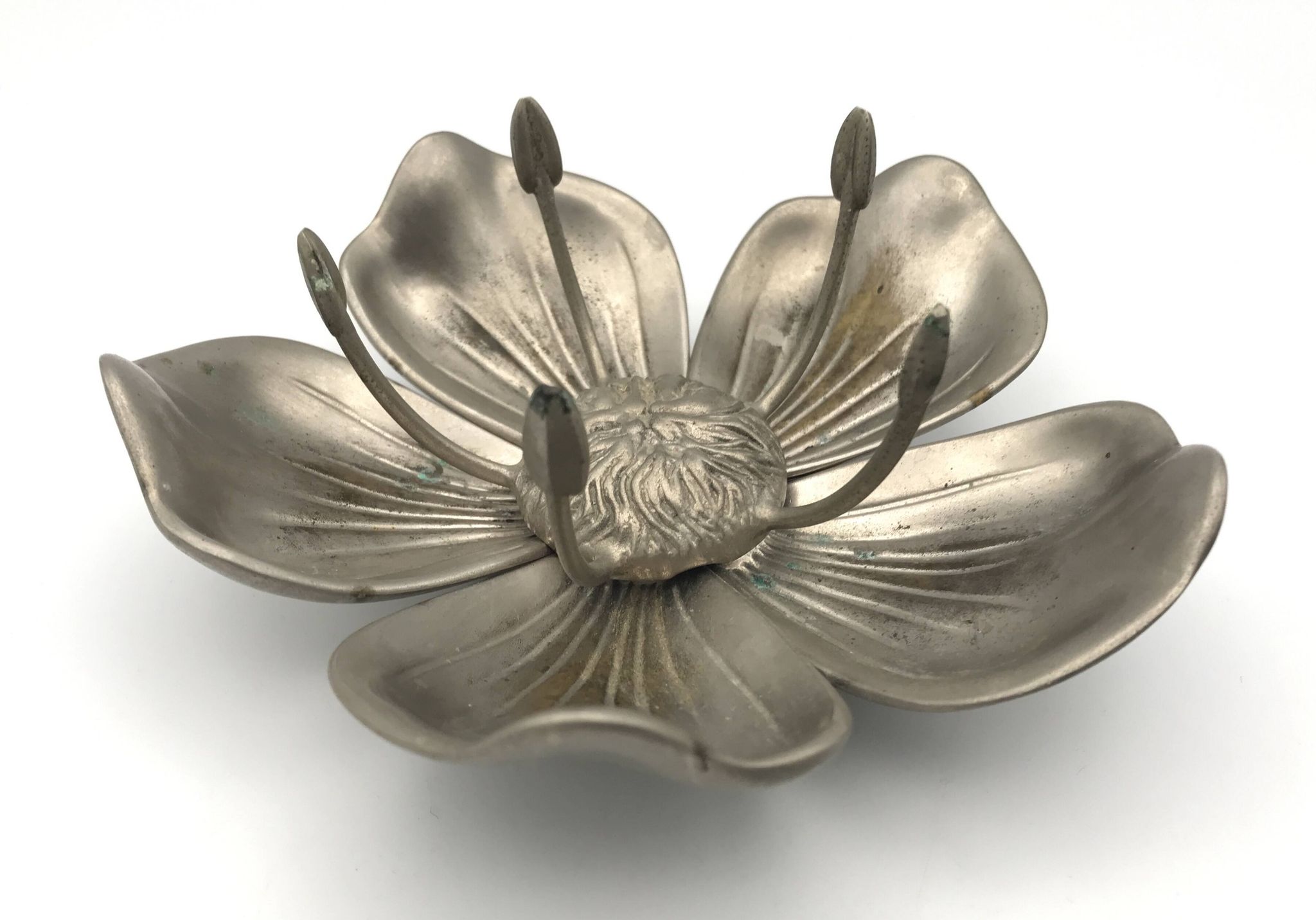 Vintage lotus flower ashtray with 5 removable petals in silver metal
