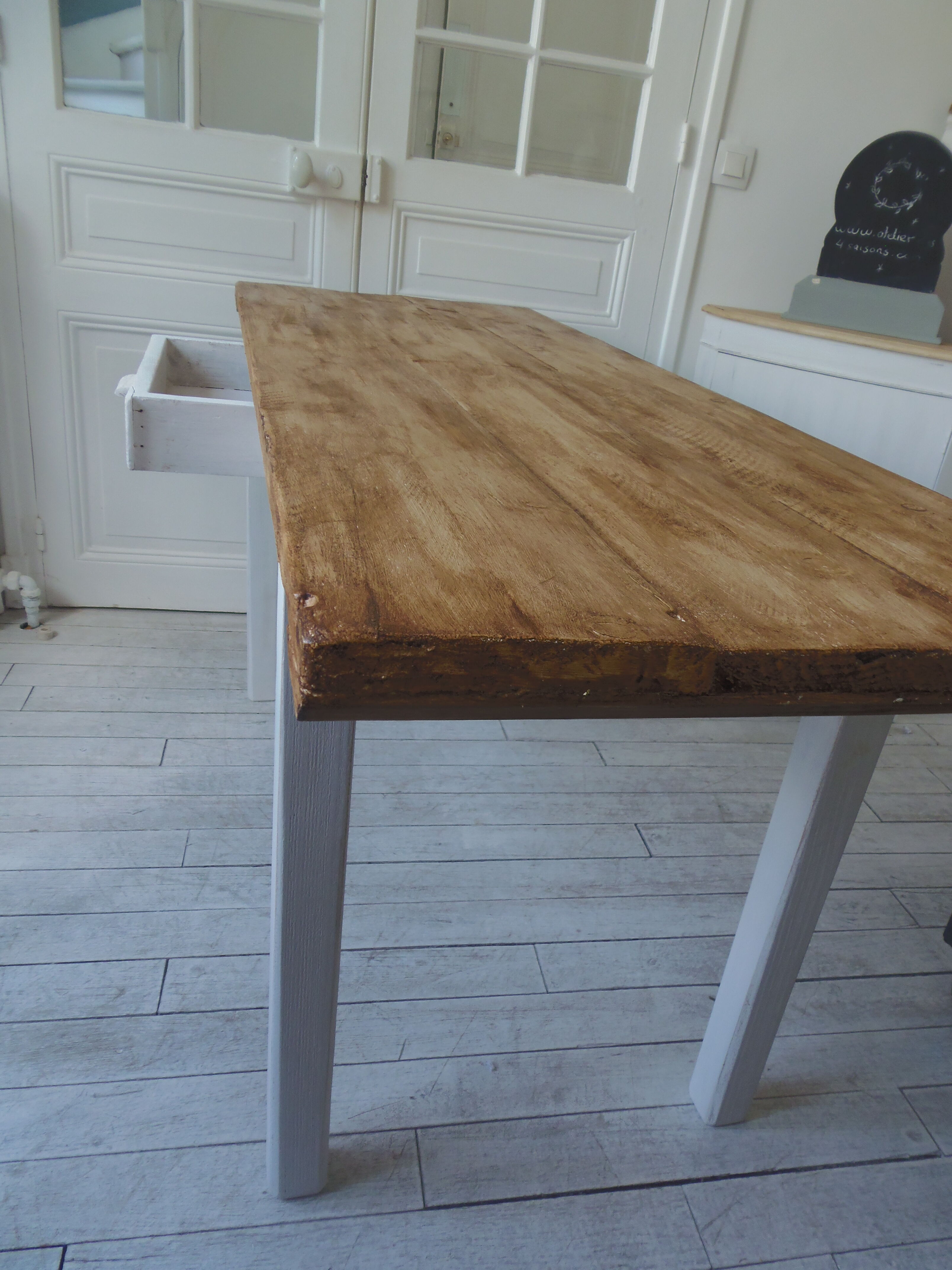 Farm table, leg and belt patinated pearl gray, waxed top medium oak.