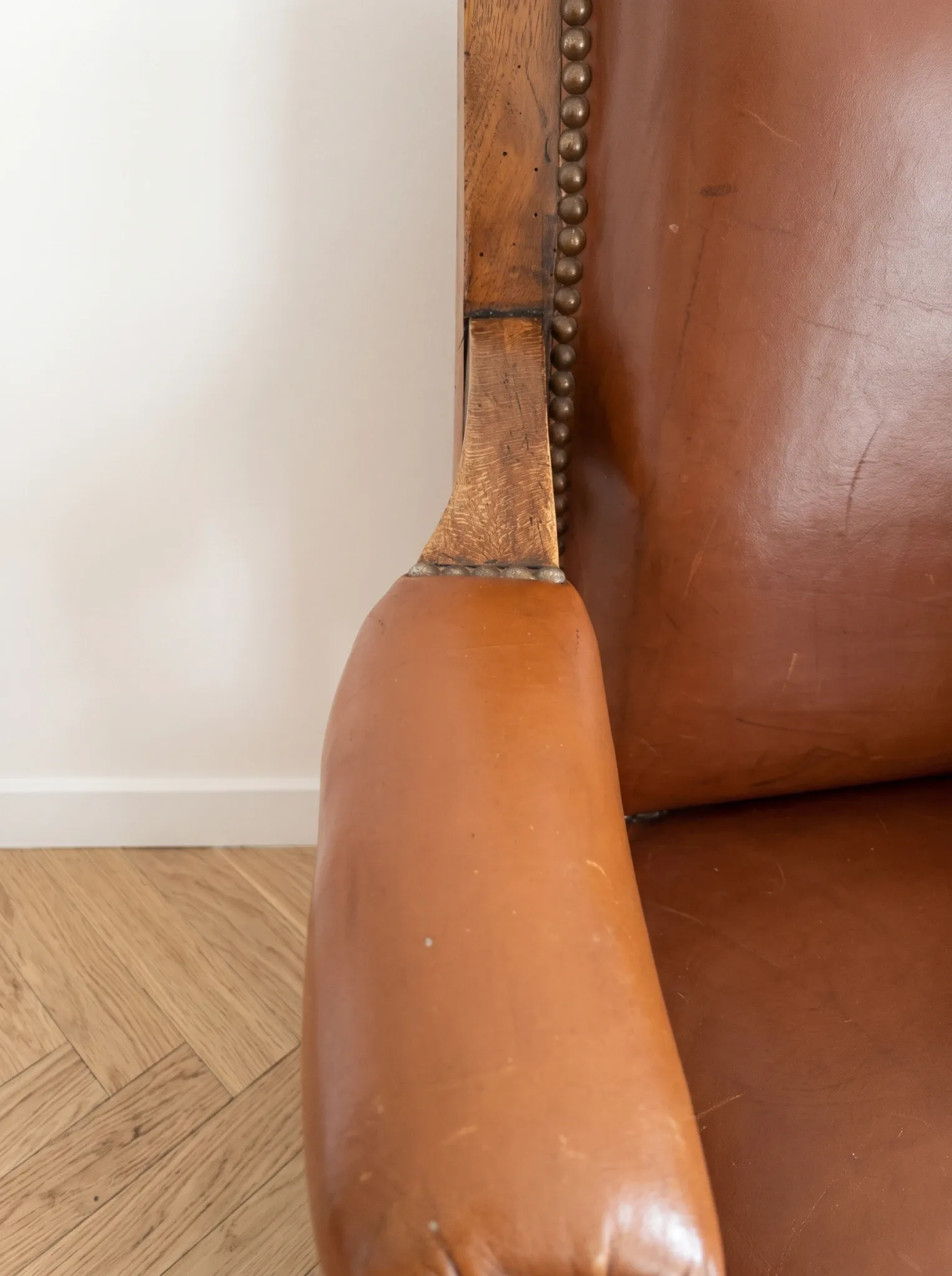 Fauteuil vintage classique en cuir marron et chêne