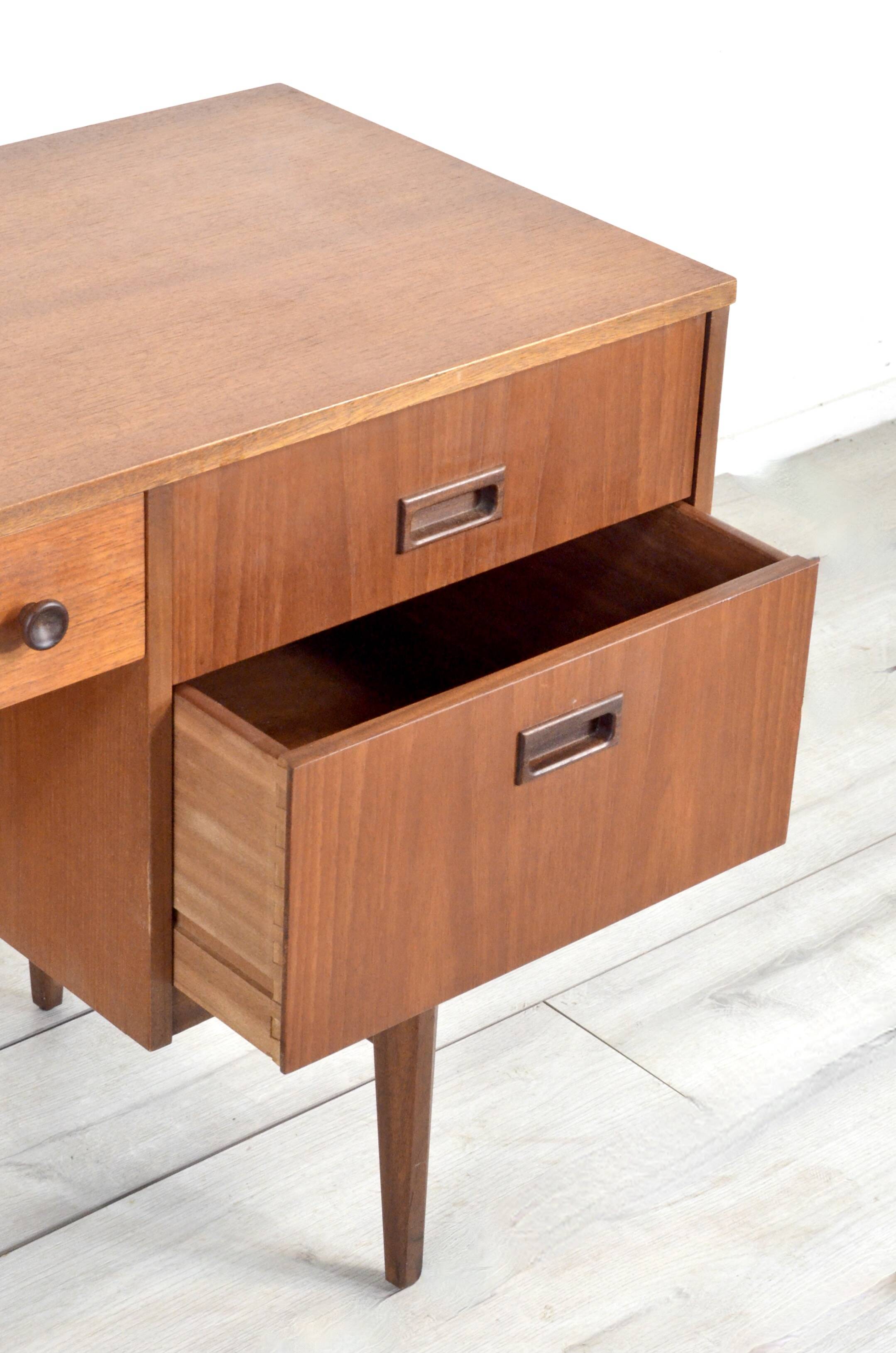 Bureau en teck danois du milieu du siècle, coiffeuse, tiroirs, buffet. Livraison. Vin