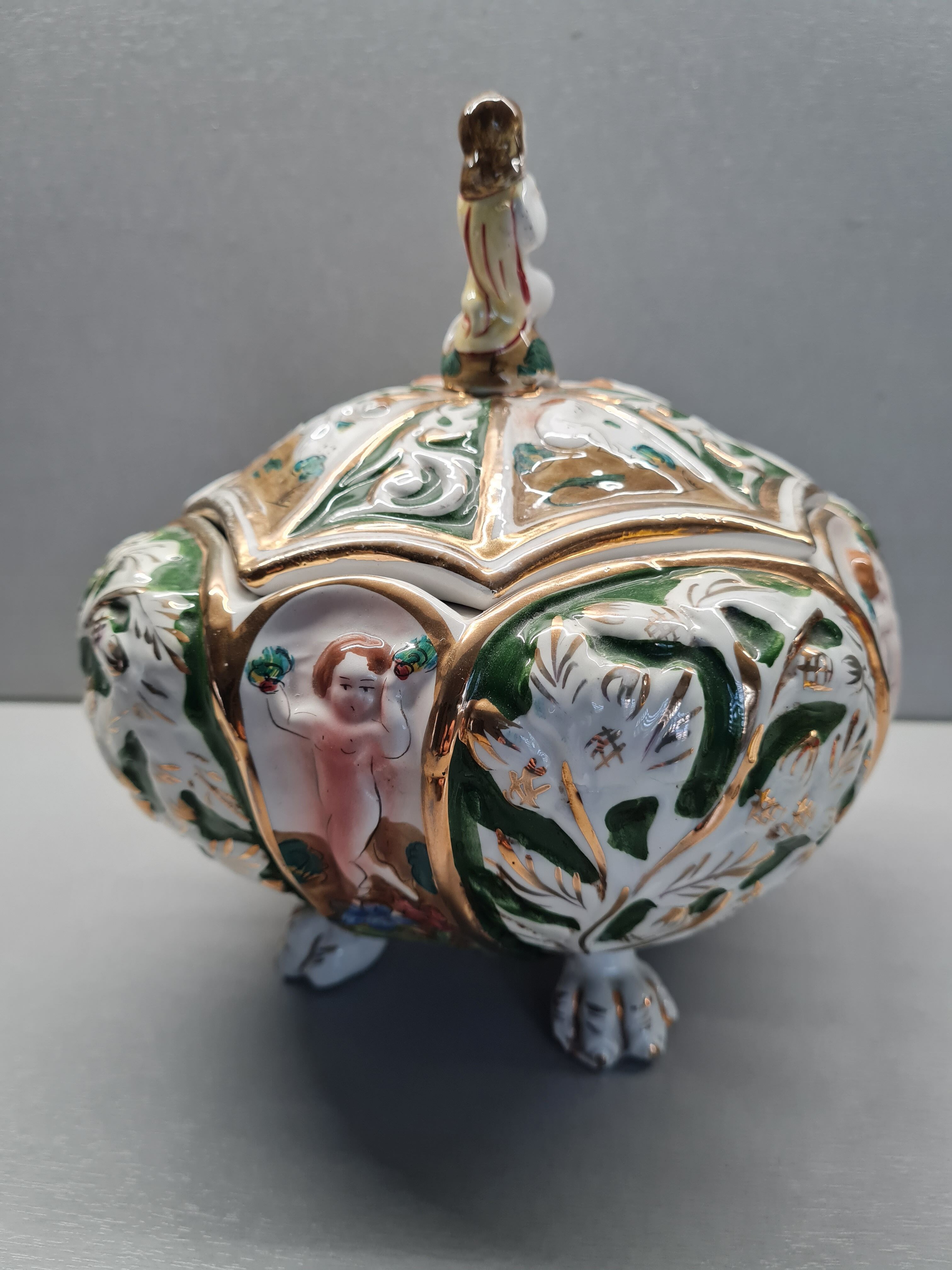 Soupière sur pied de lion en céramique Italienne, style antique capodimonte