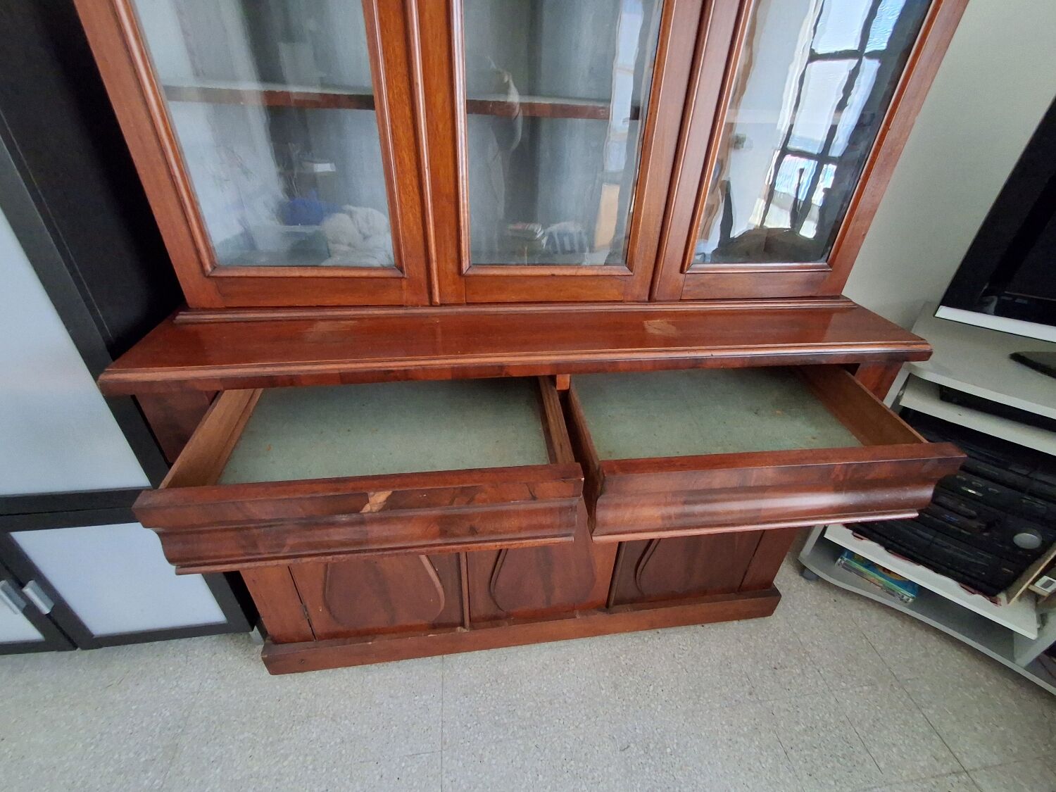 English display cabinet in mahogany