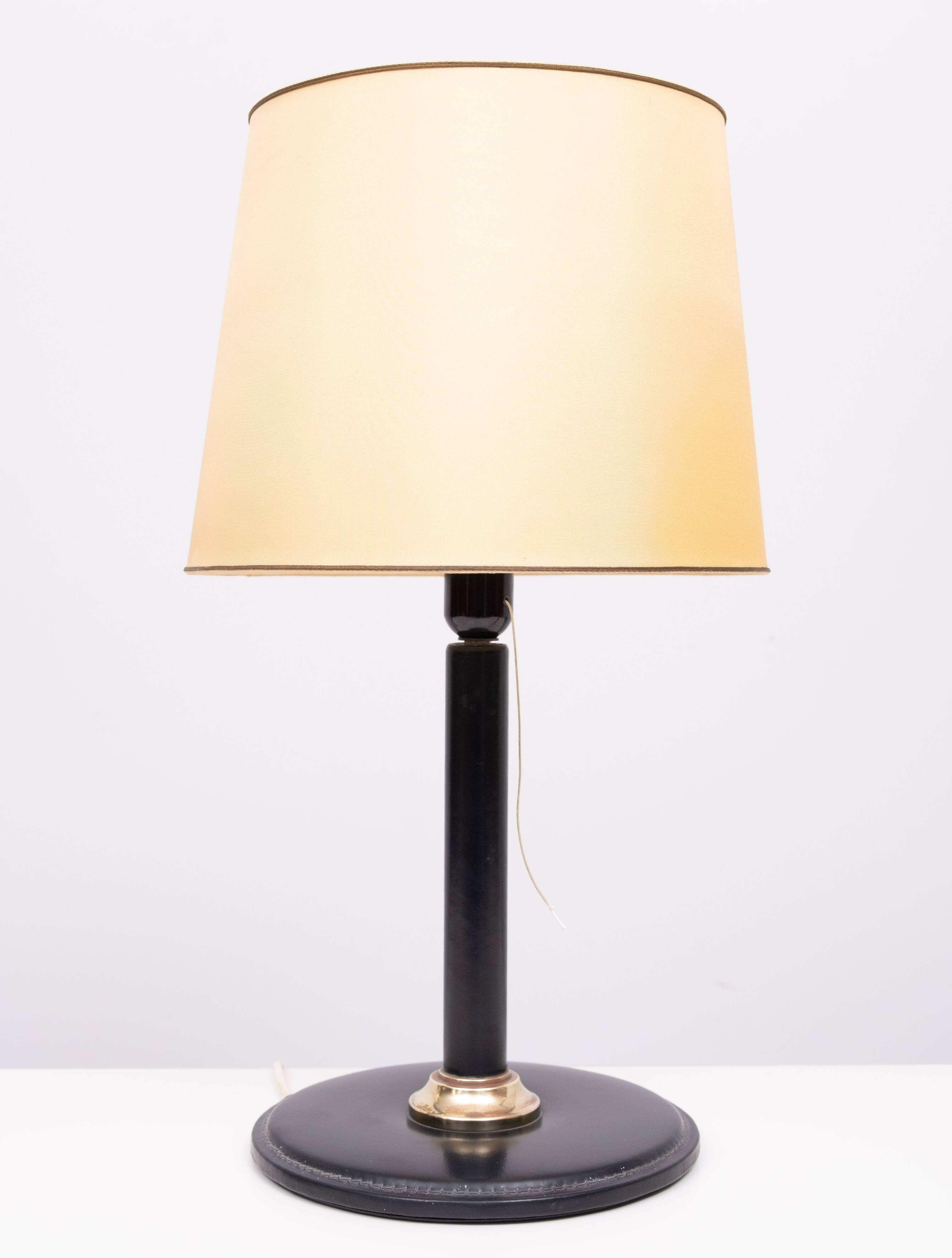 Lampe de table en cuir cousu Jean Adnet, style années 1960