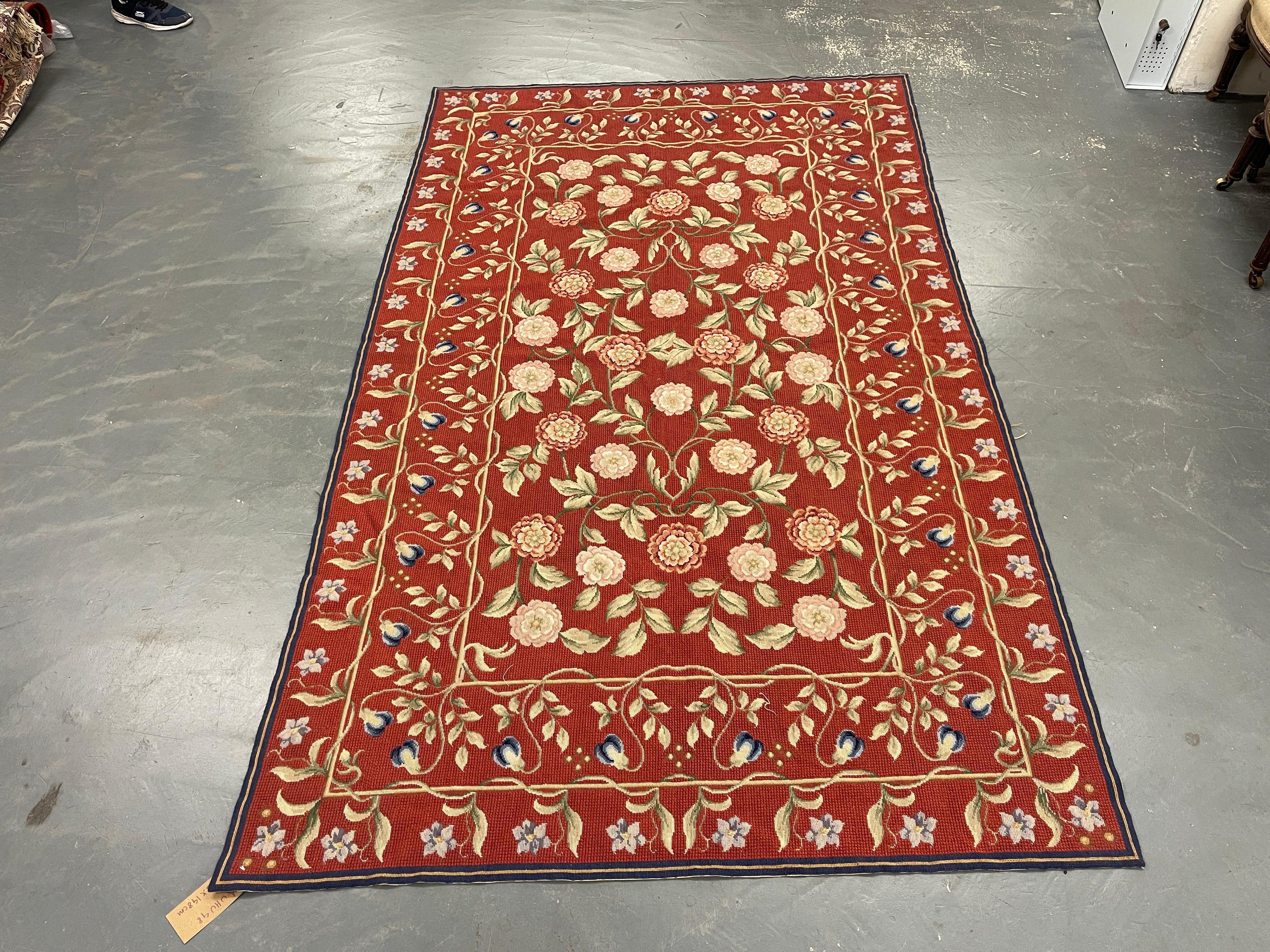 Tapis traditionnel bordeaux style Aubusson floral en laine tissé à la main en point de croix