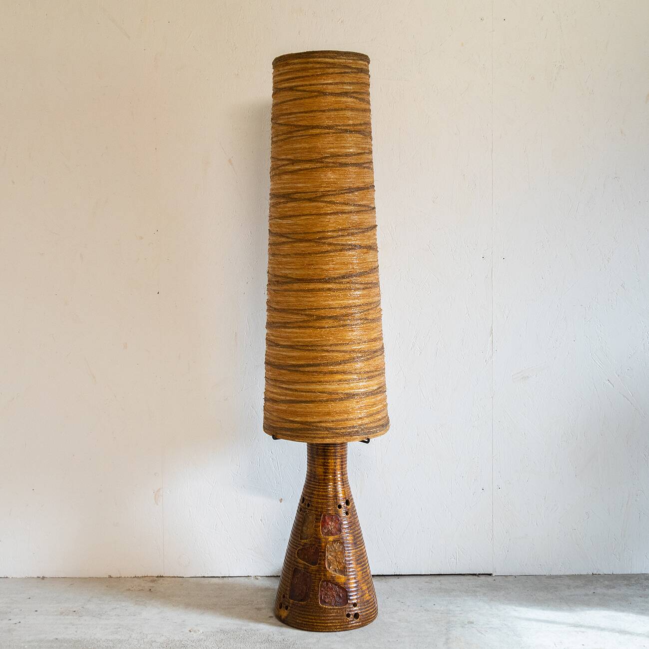 Grande lampe de sol des potier d'Accolay en céramique et résine circa 1960