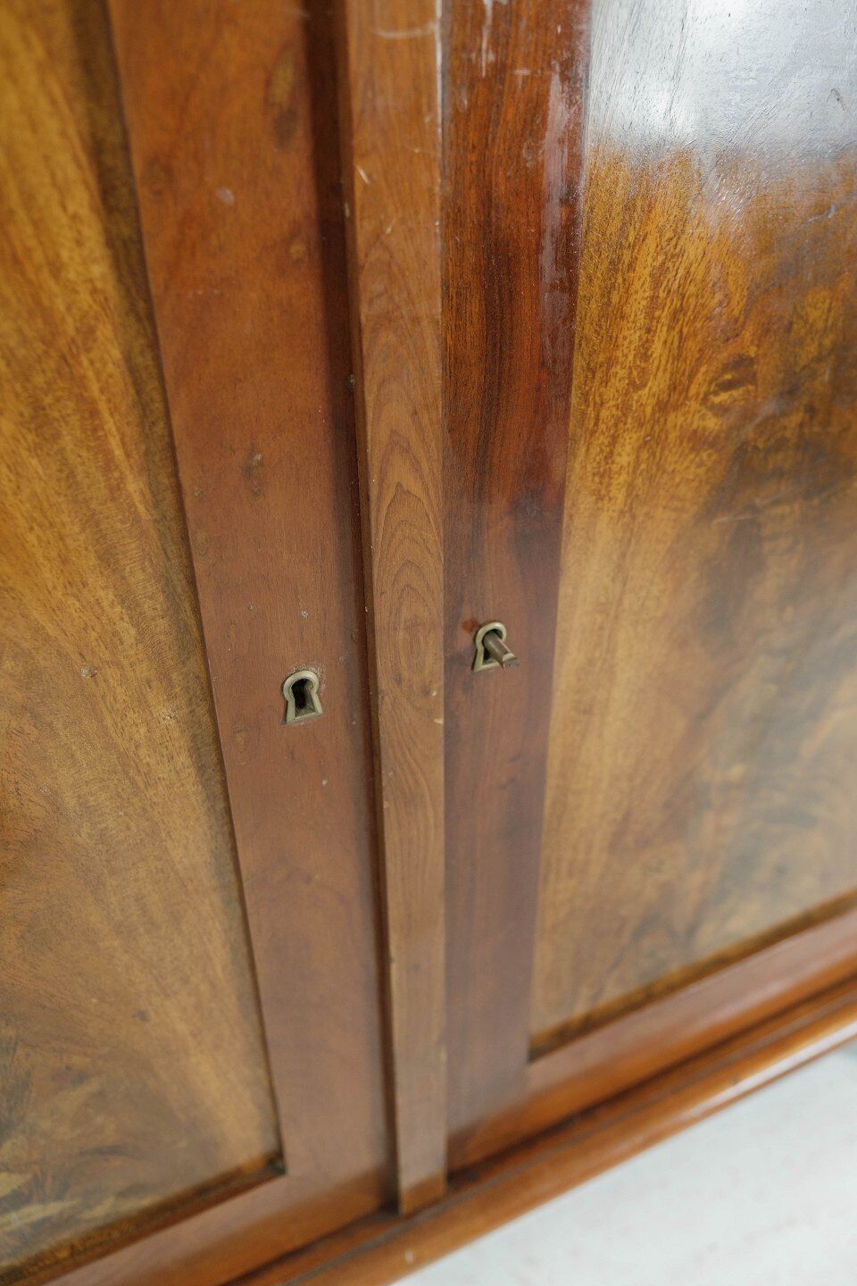 Mahogany standing cabinet