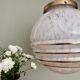 Suspension globe vintage en verre de clichy blanc et or