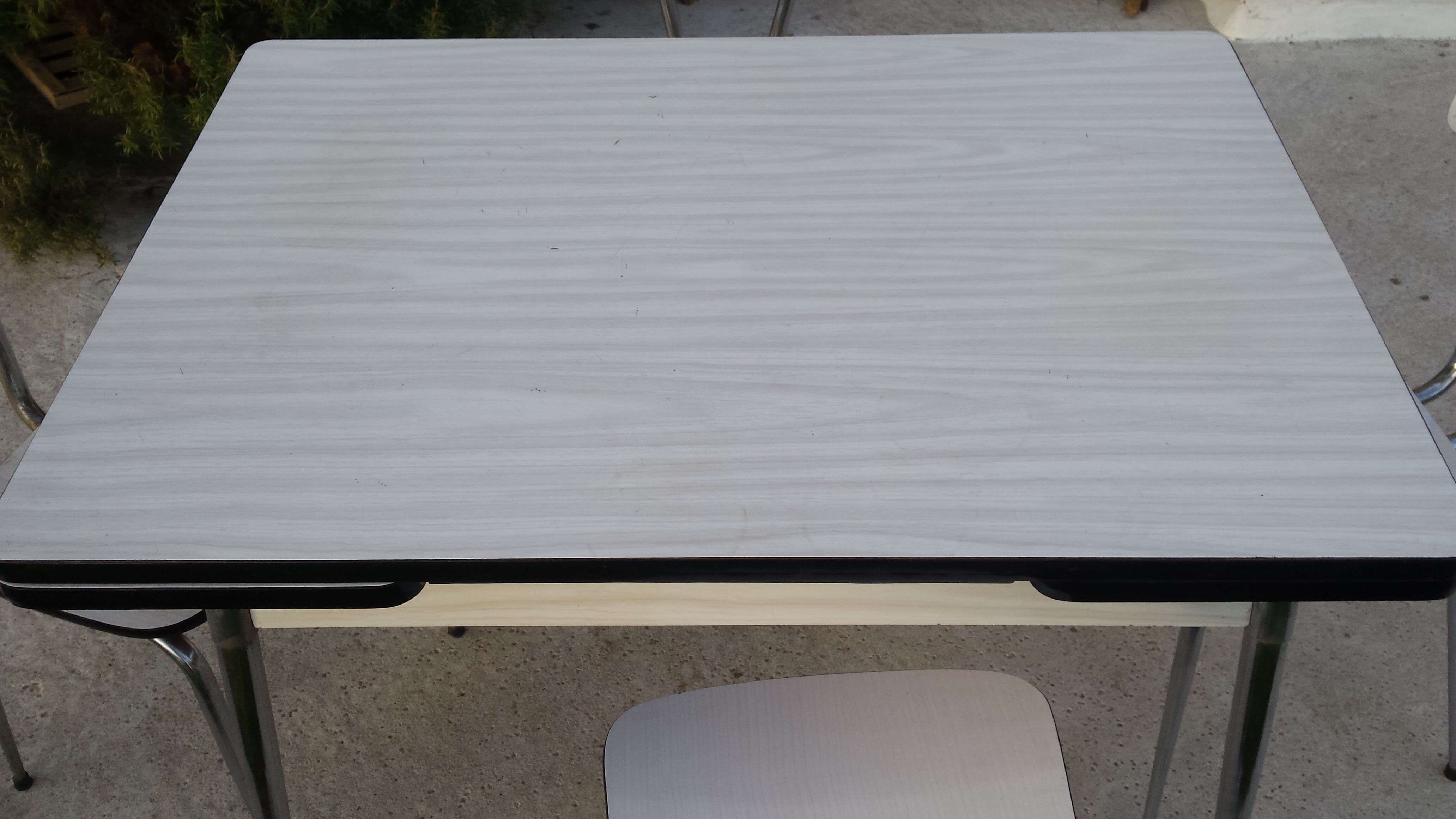 Table and 4 chairs in white formica