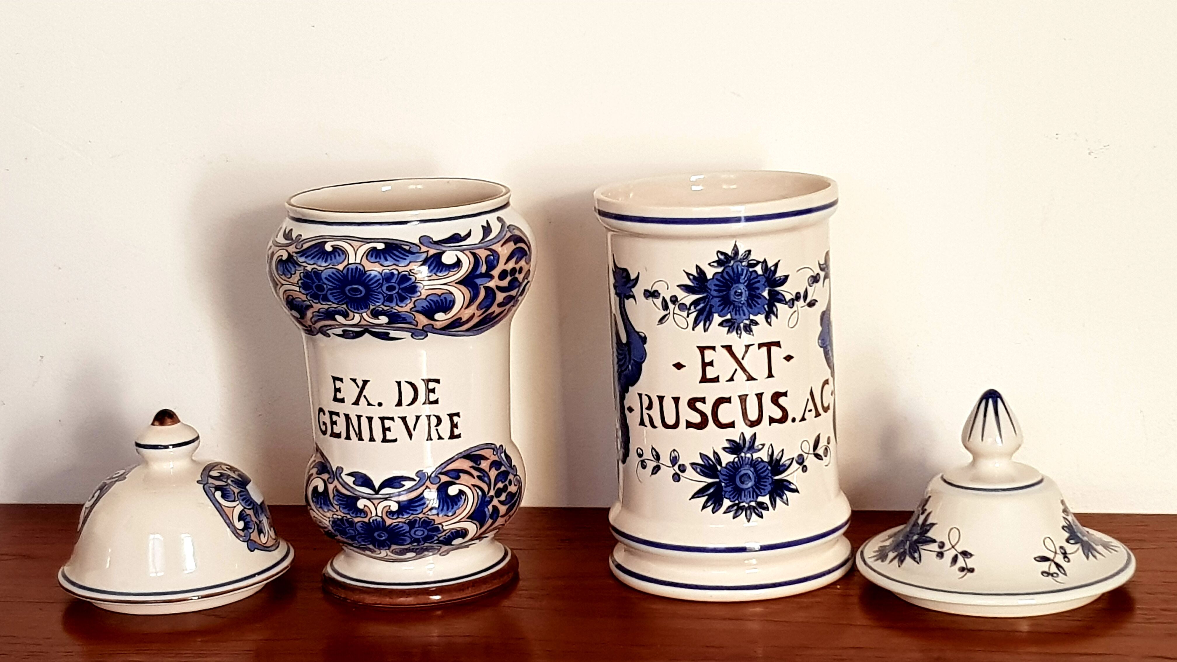 Pots a pharmacy in earthenware