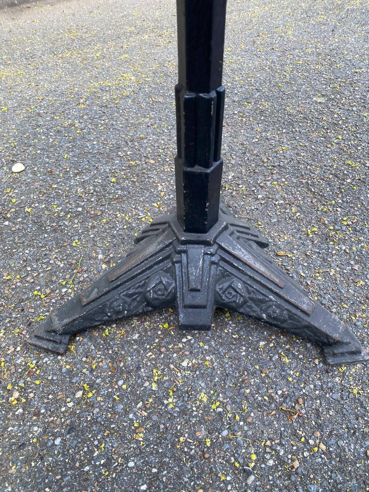 Round bistro table in cast iron and Bakelite, Louis Vuitton style, 1930s.