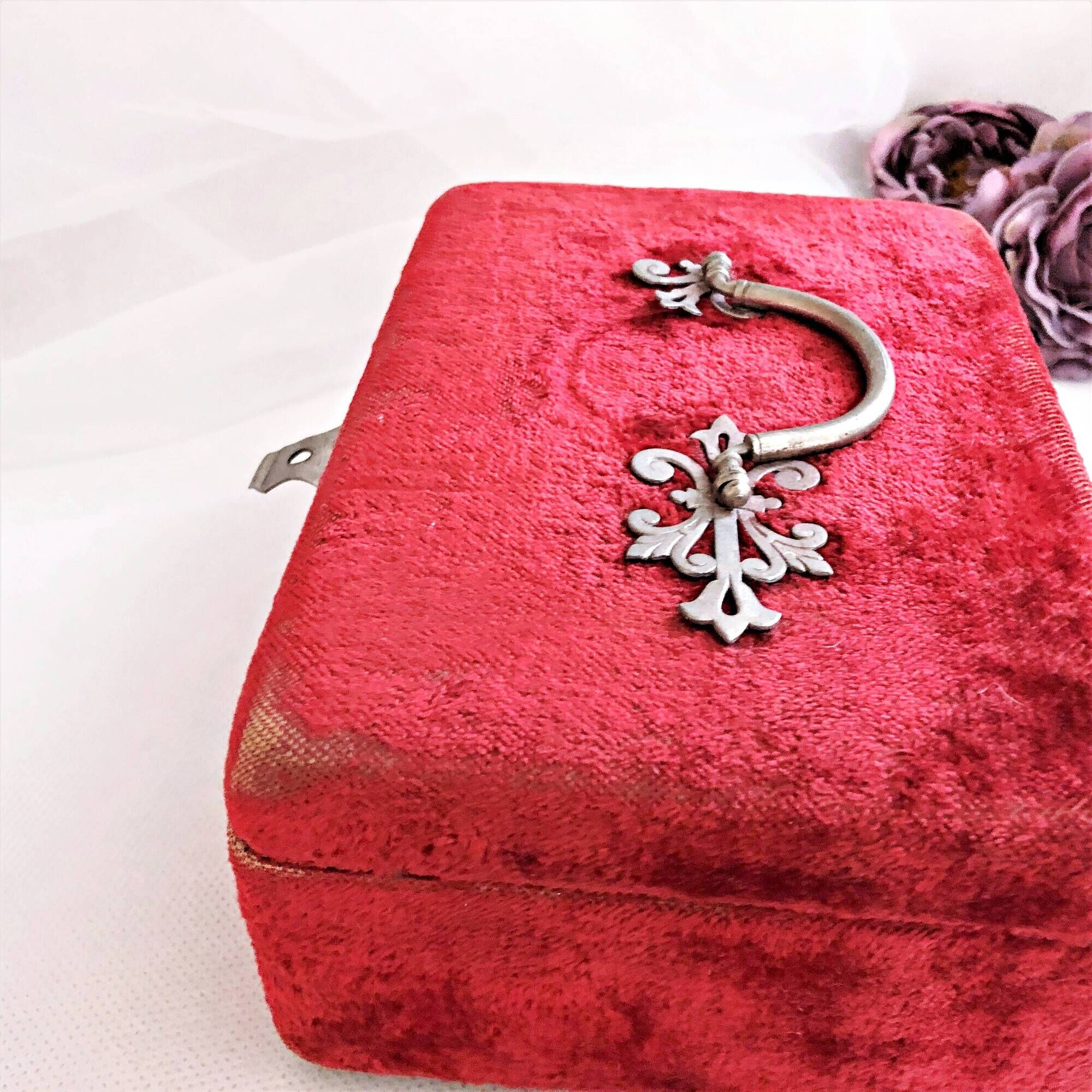 Sewing box padded with red silk, Napoleon III style