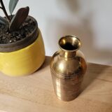 Vase en laiton strié d'anneaux
