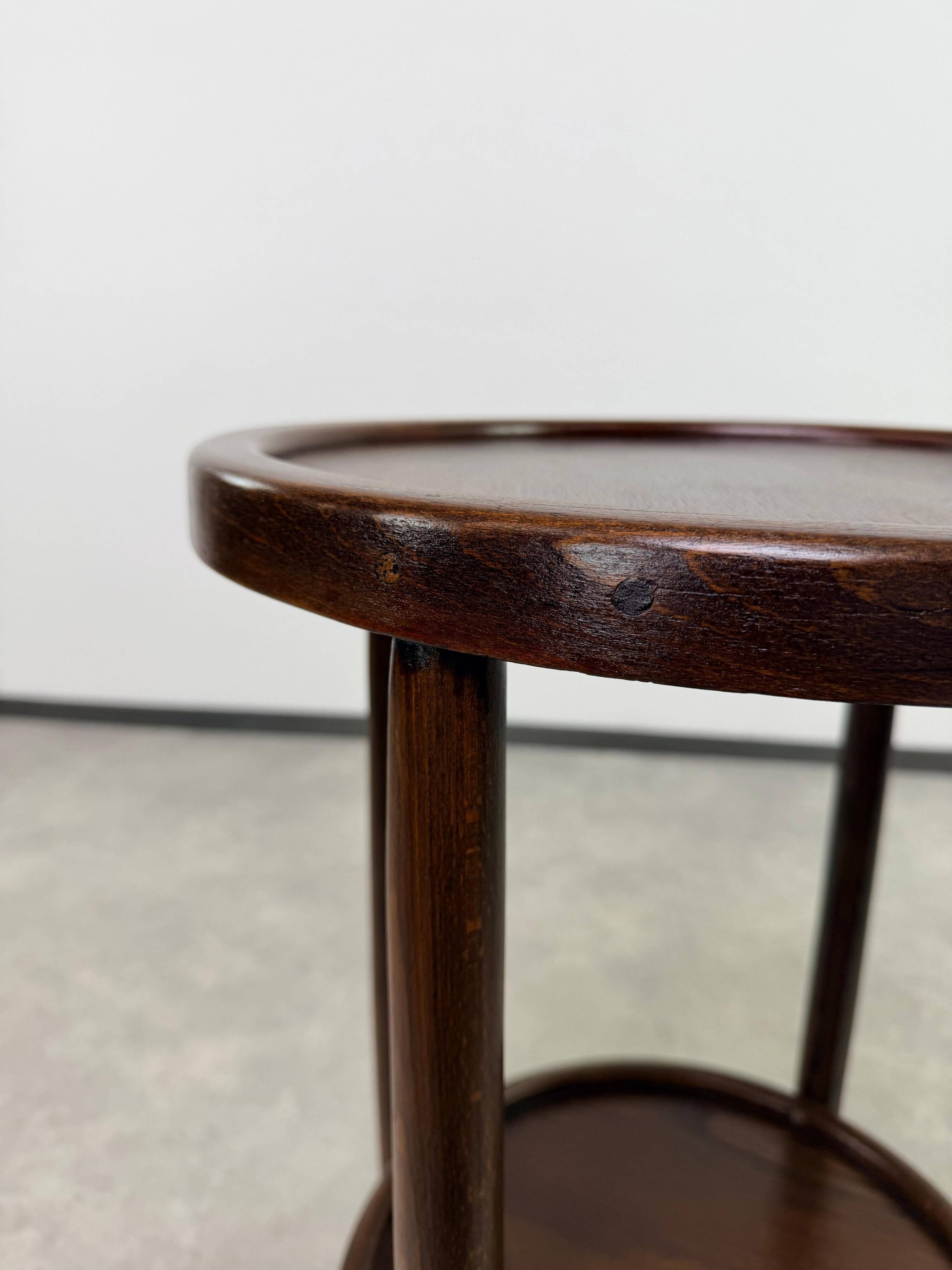 Table d'appoint ancienne de Thonet-Mundus