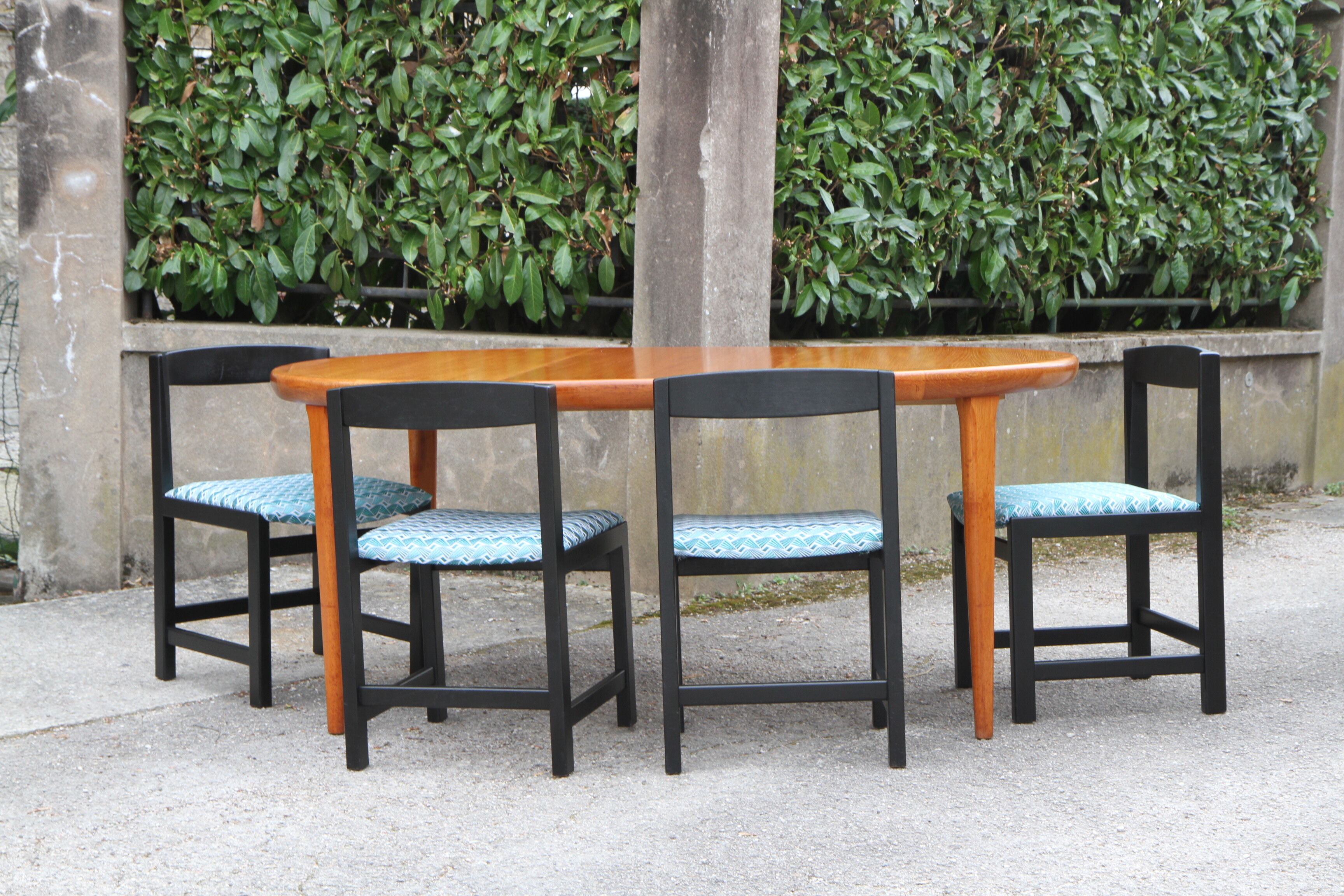 Danish teak extendable round table of the years 60