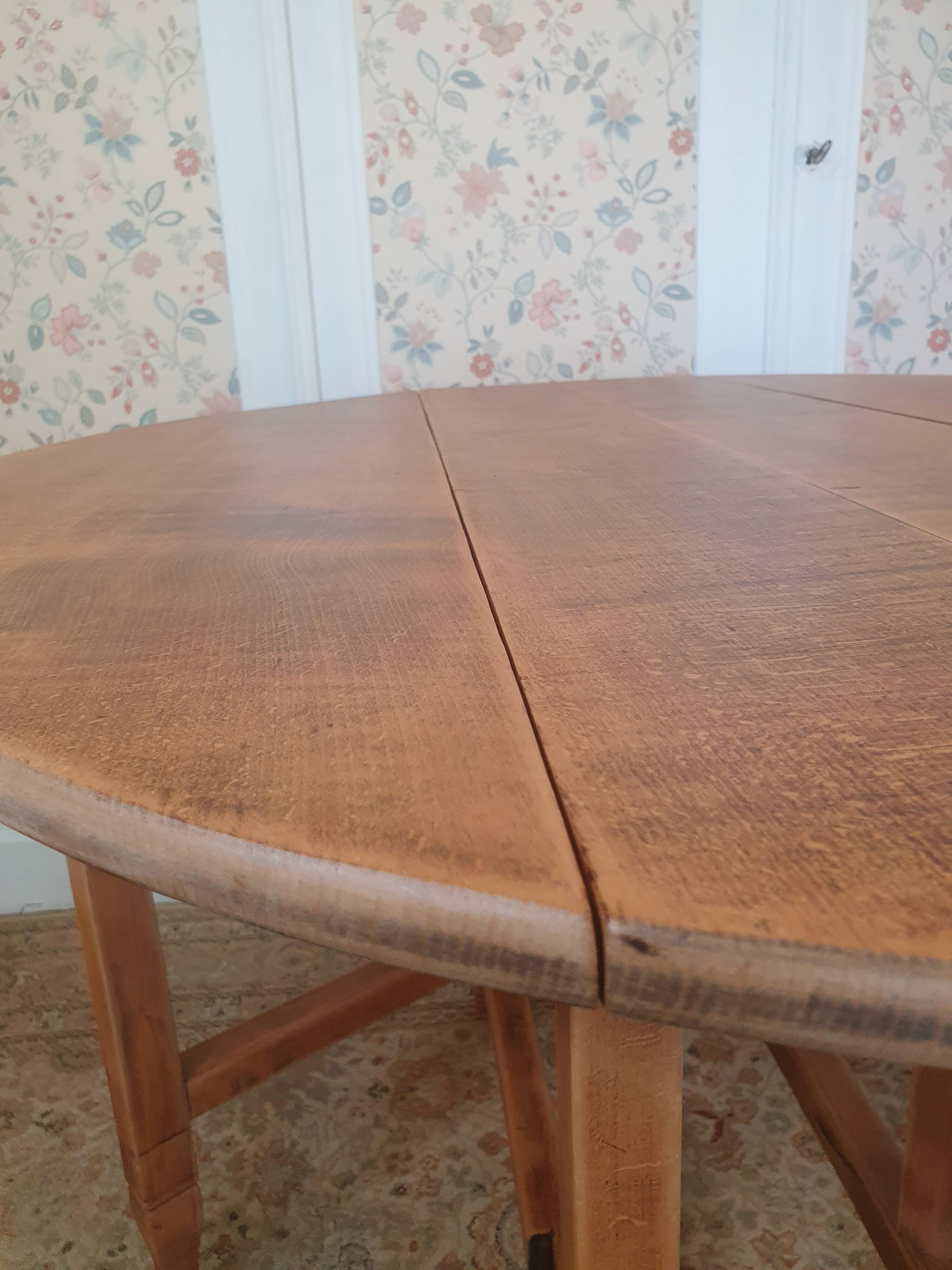 Drop-leaf gateleg table