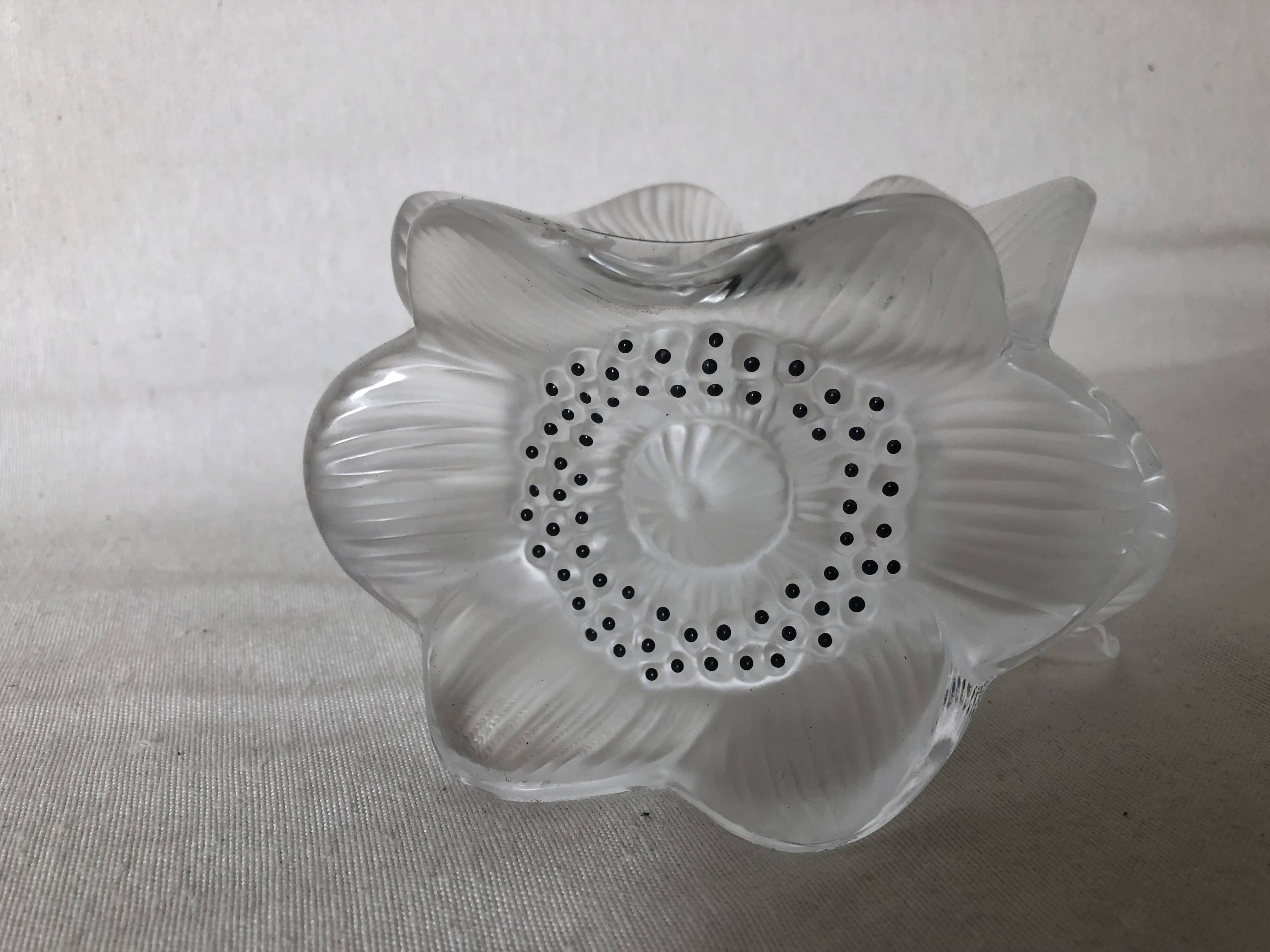 Crystal candlestick LALIQUE, three anemone flowers