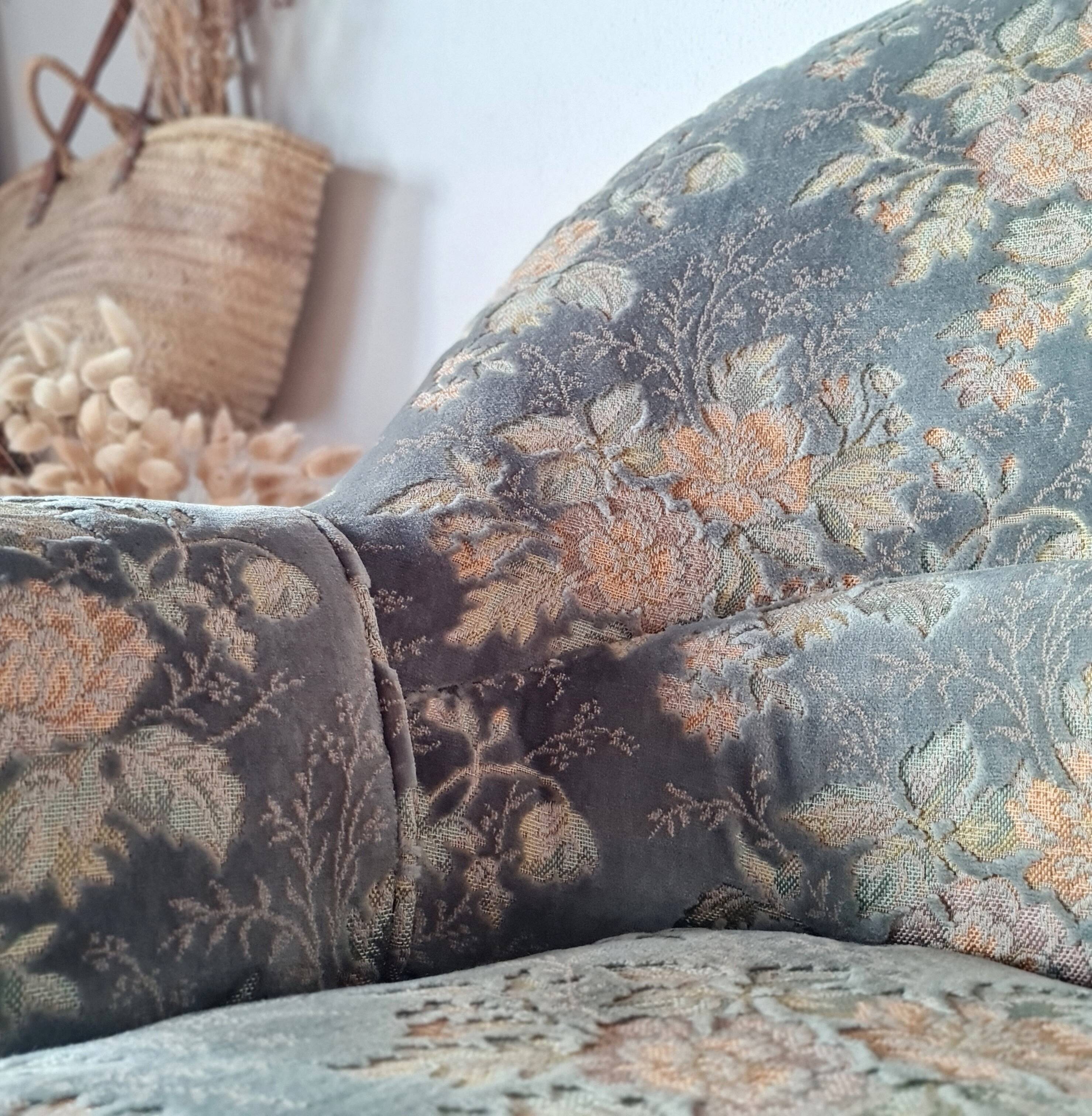 Fauteuil crapaud ancien velours fleuri avec franges