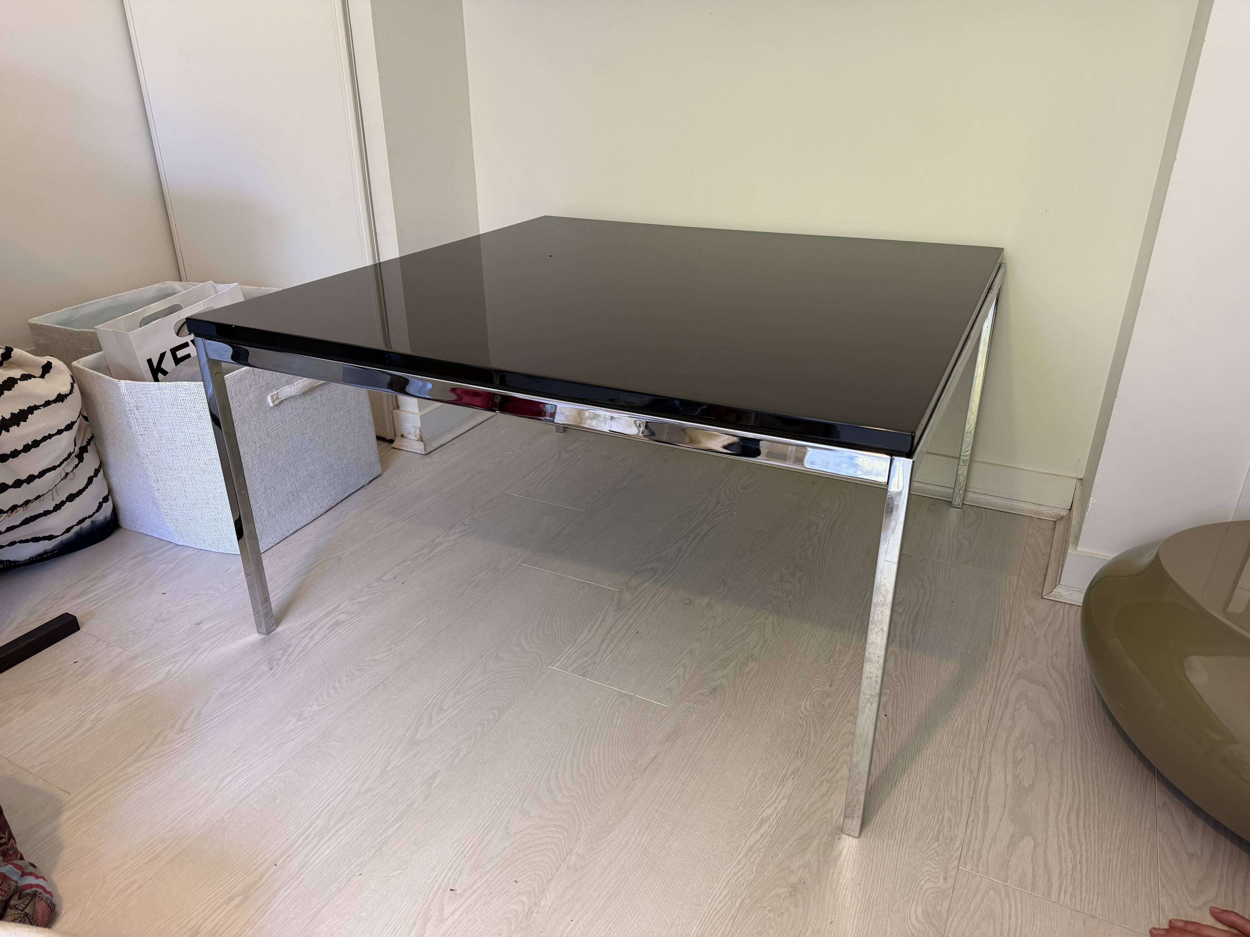 Square black lacquered coffee table designed by Tobia Scarpa for Knoll.
