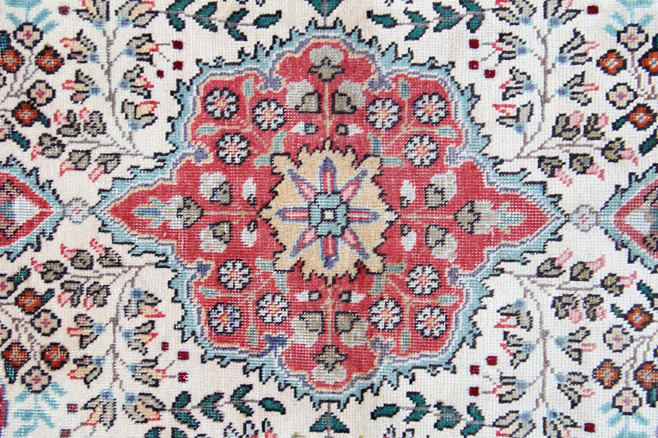 Handwoven oriental cream wool rug, traditional medallion carpet- 90x140cm