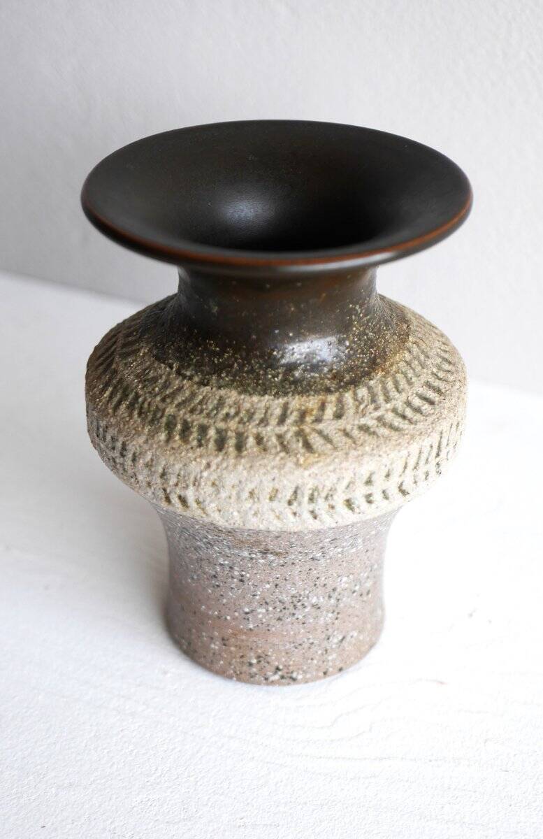 Brutalist ceramic vase in Scandinavian modernist style from the mid-century by Thomas Hellström for Nittsjö, Sweden.