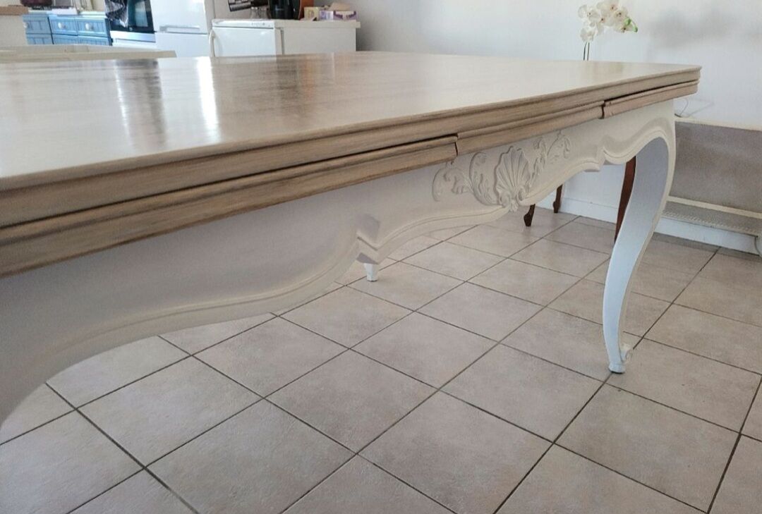 Extendable cherry wood table