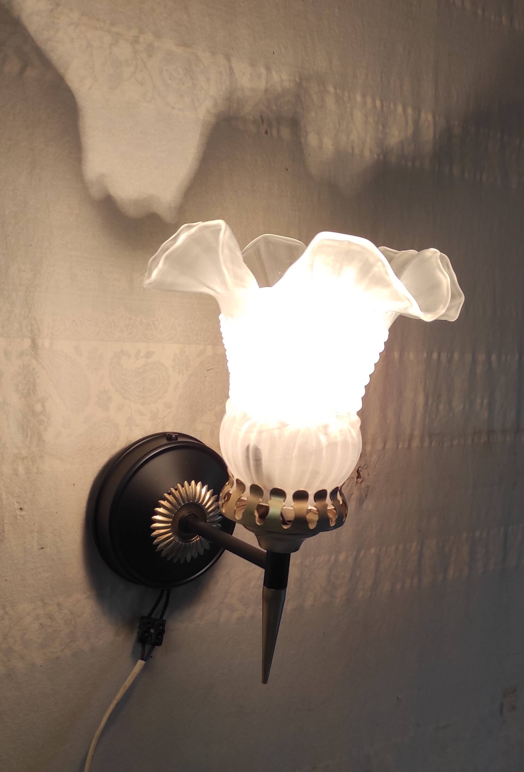 Art Deco wall light in brass with glass shade - mid 20th century.