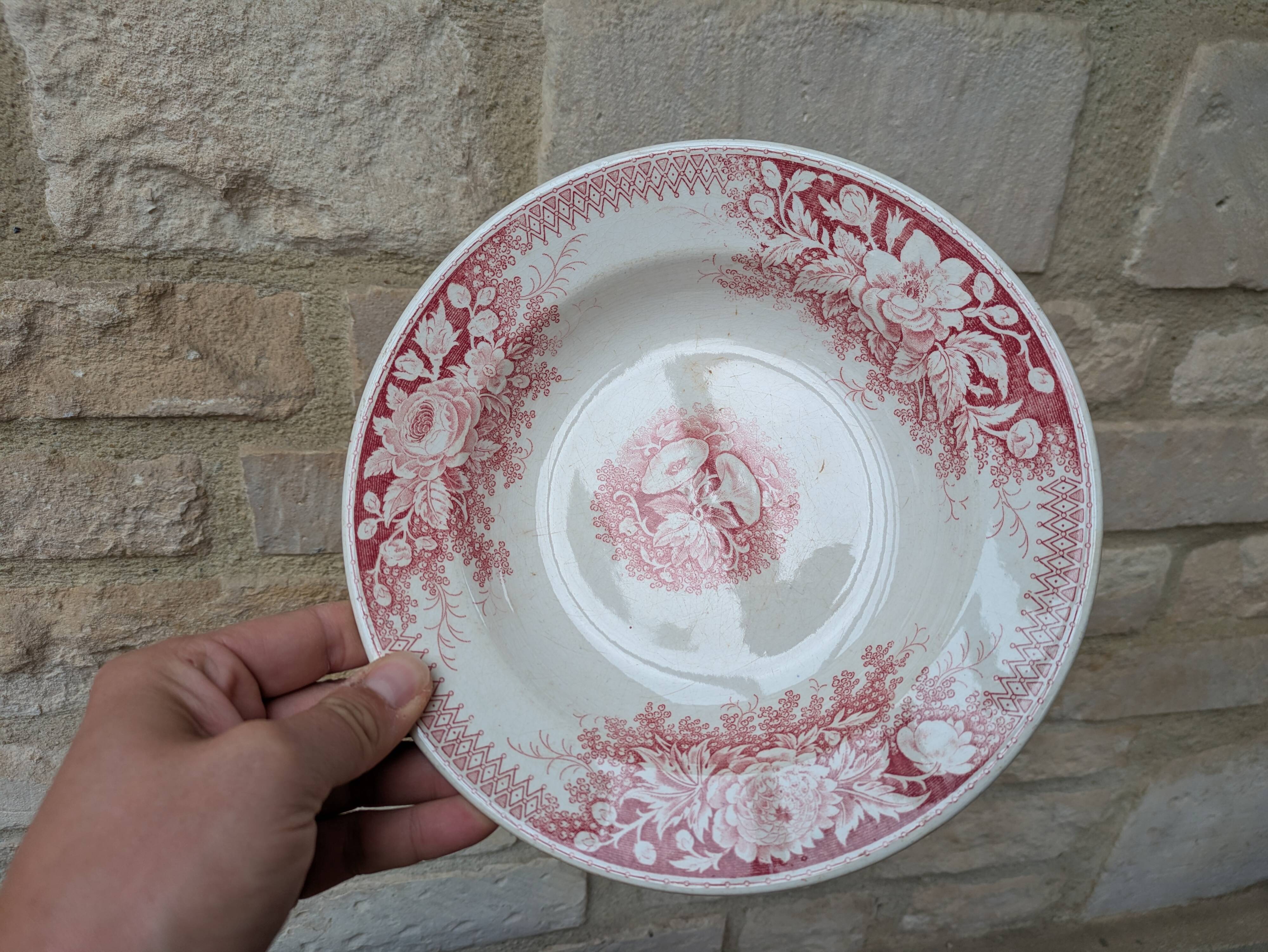 Hollow plate U et Cie Sarreguemines model Jardinière with pink flower decoration.