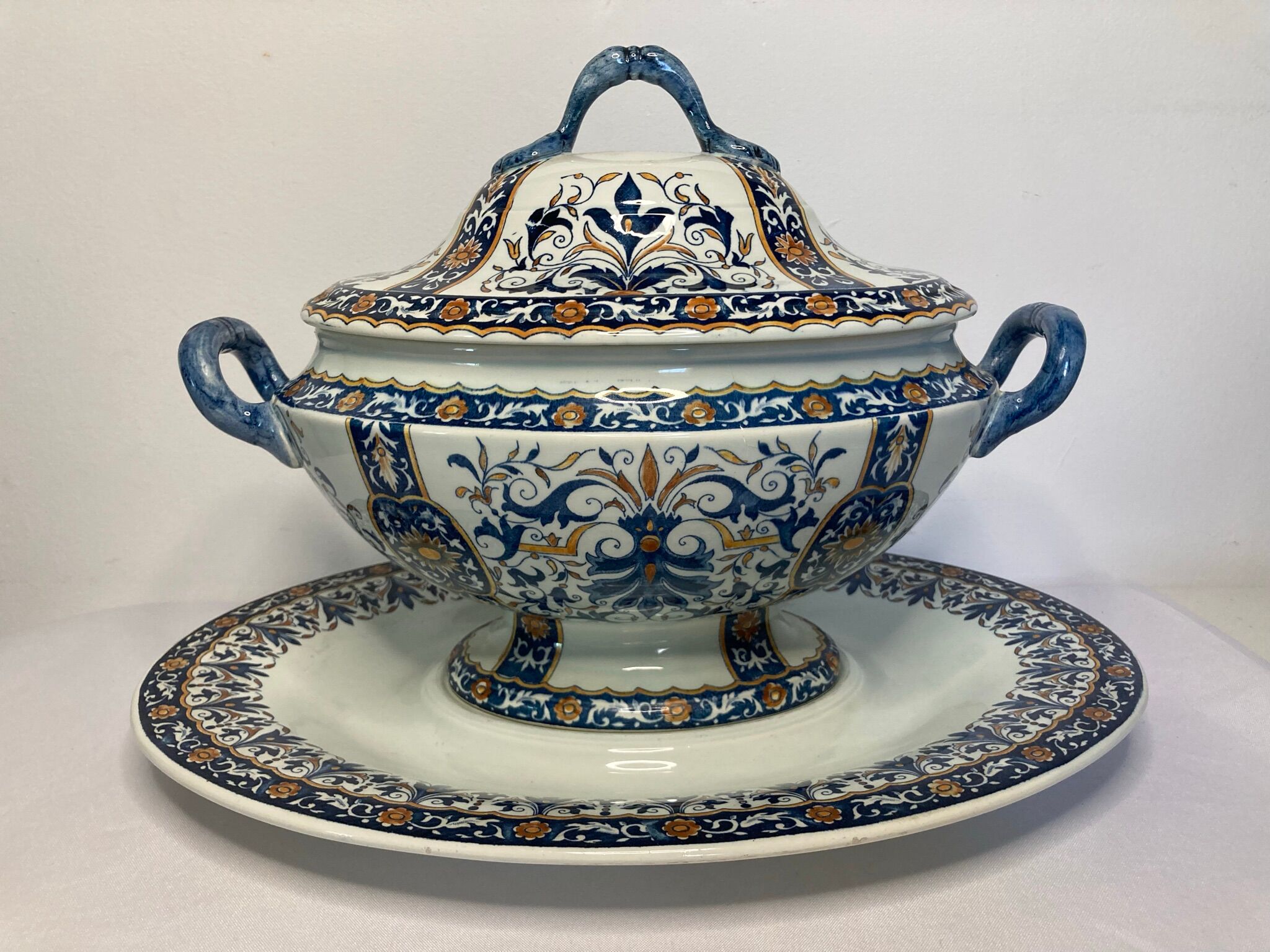 GIEN Soup and sleeping in earthenware decoration of lambrequins XXth