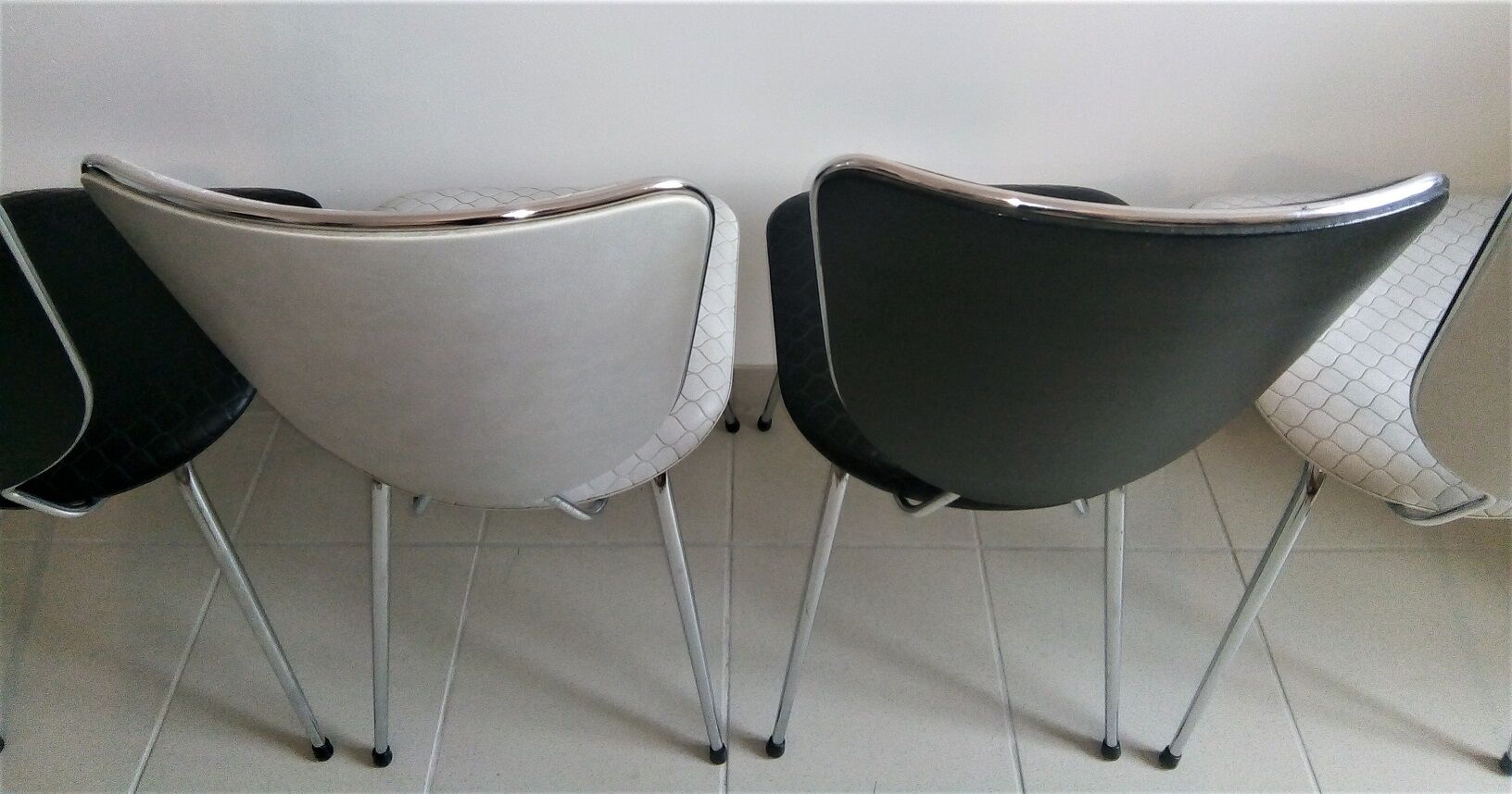 Lot de 4 chaises  soudexvinyl skai gauffré noir et blanc